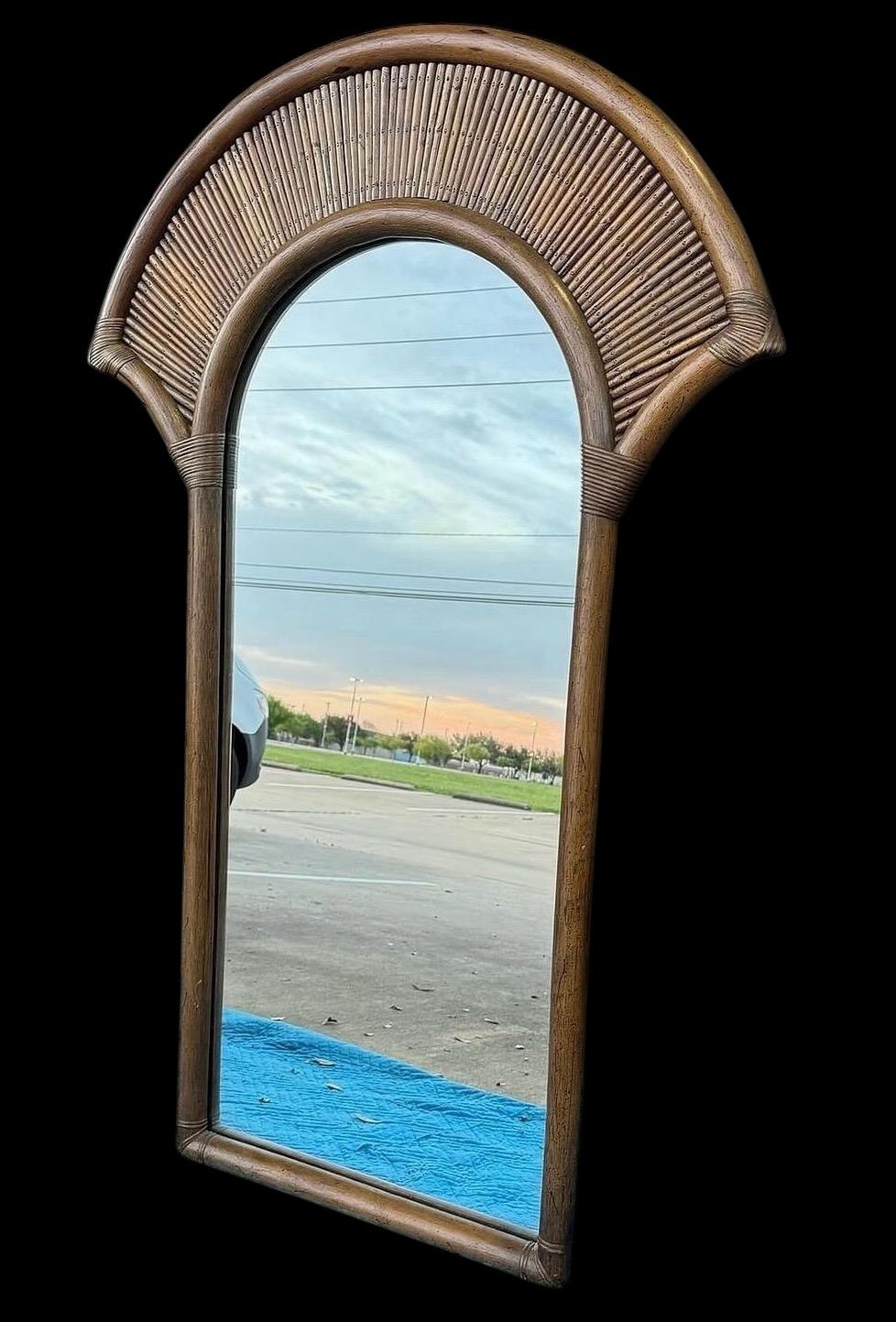 Precioso espejo de pared grande y pesado de bambú sintético en perfecto estado, tal y como se ve. 
Ver fotos para más detalles.
Mensaje con preguntas. 