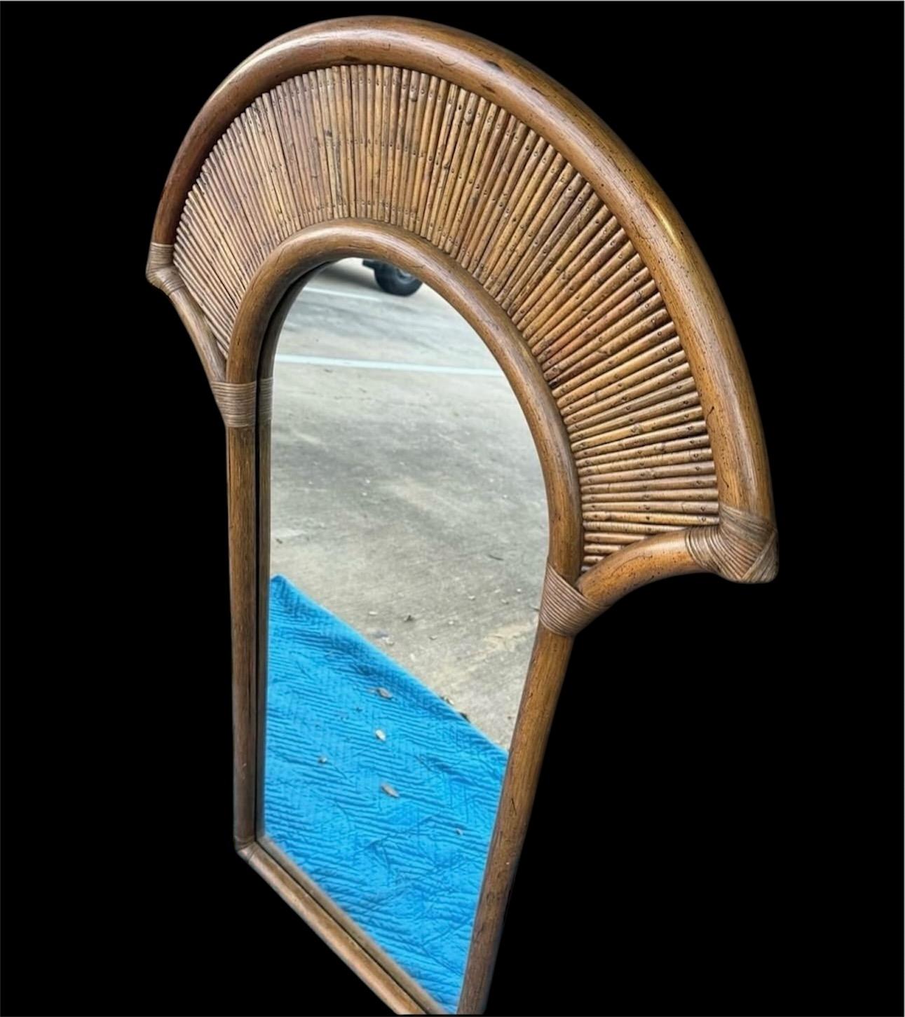 Espejo de pared abanico de madera de ratán de bambú de los años 70 La Barge Chinoiserie en venta