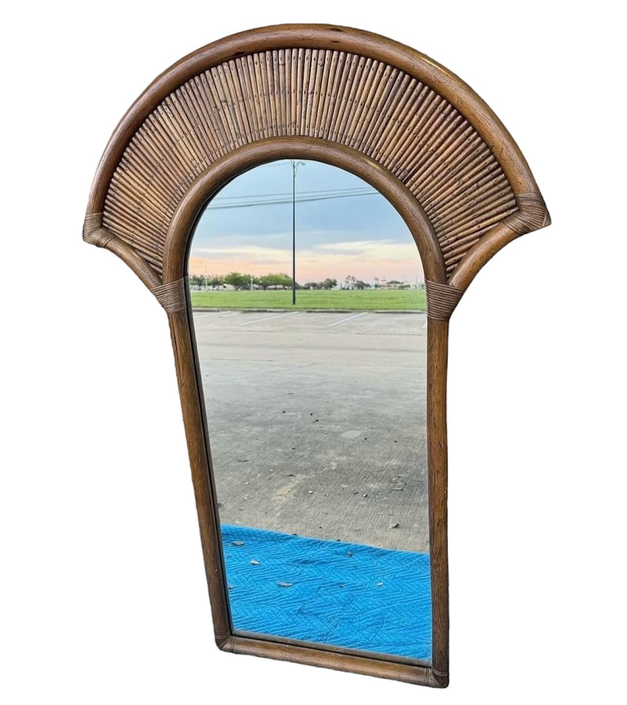 Espejo de pared abanico de madera de ratán de bambú de los años 70 La Barge Estadounidense en venta