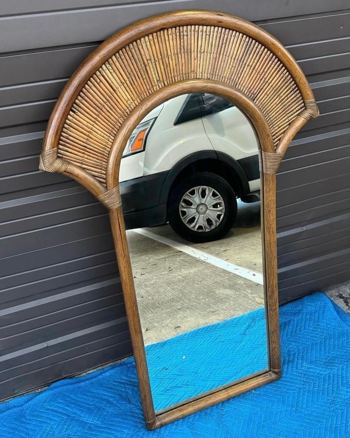 Espejo de pared abanico de madera de ratán de bambú de los años 70 La Barge en Bueno estado para la venta en Stafford, TX