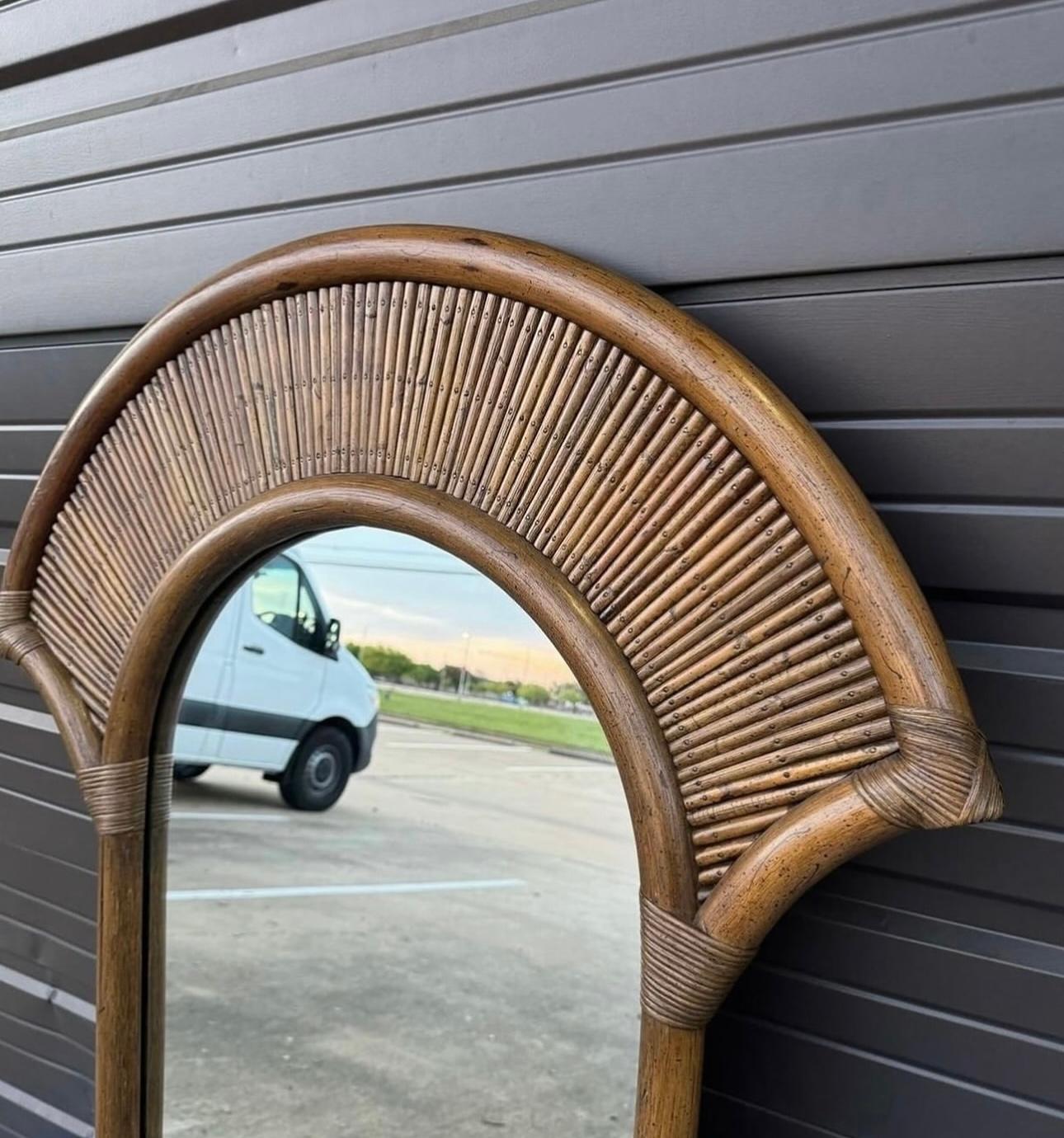 Espejo de pared abanico de madera de ratán de bambú de los años 70 La Barge finales del siglo XX en venta