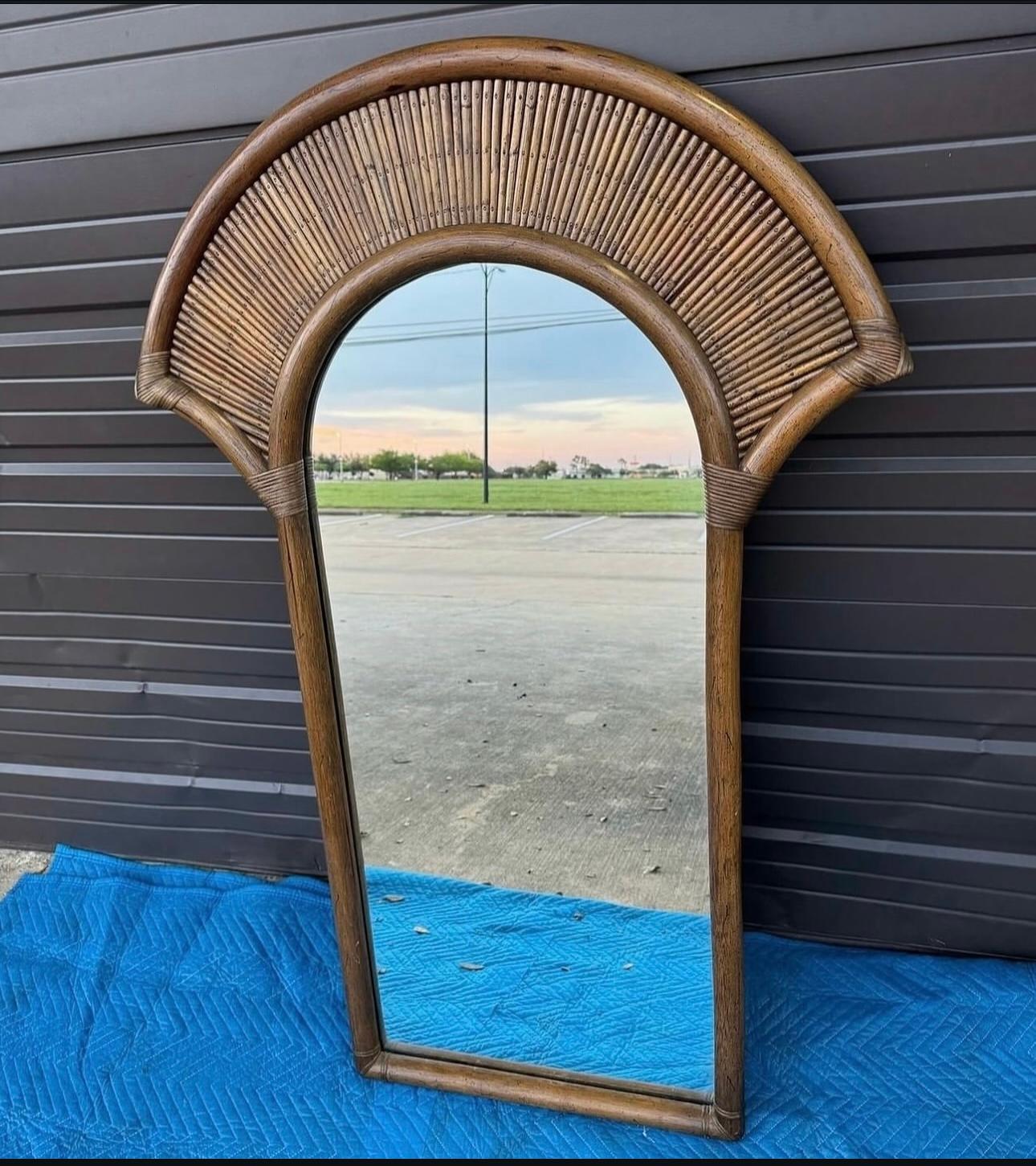 Espejo de pared abanico de madera de ratán de bambú de los años 70 La Barge Bambú en venta