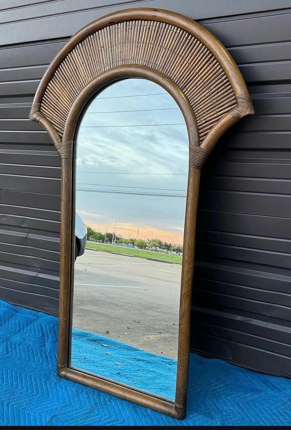 Espejo de pared abanico de madera de ratán de bambú de los años 70 La Barge en venta 2