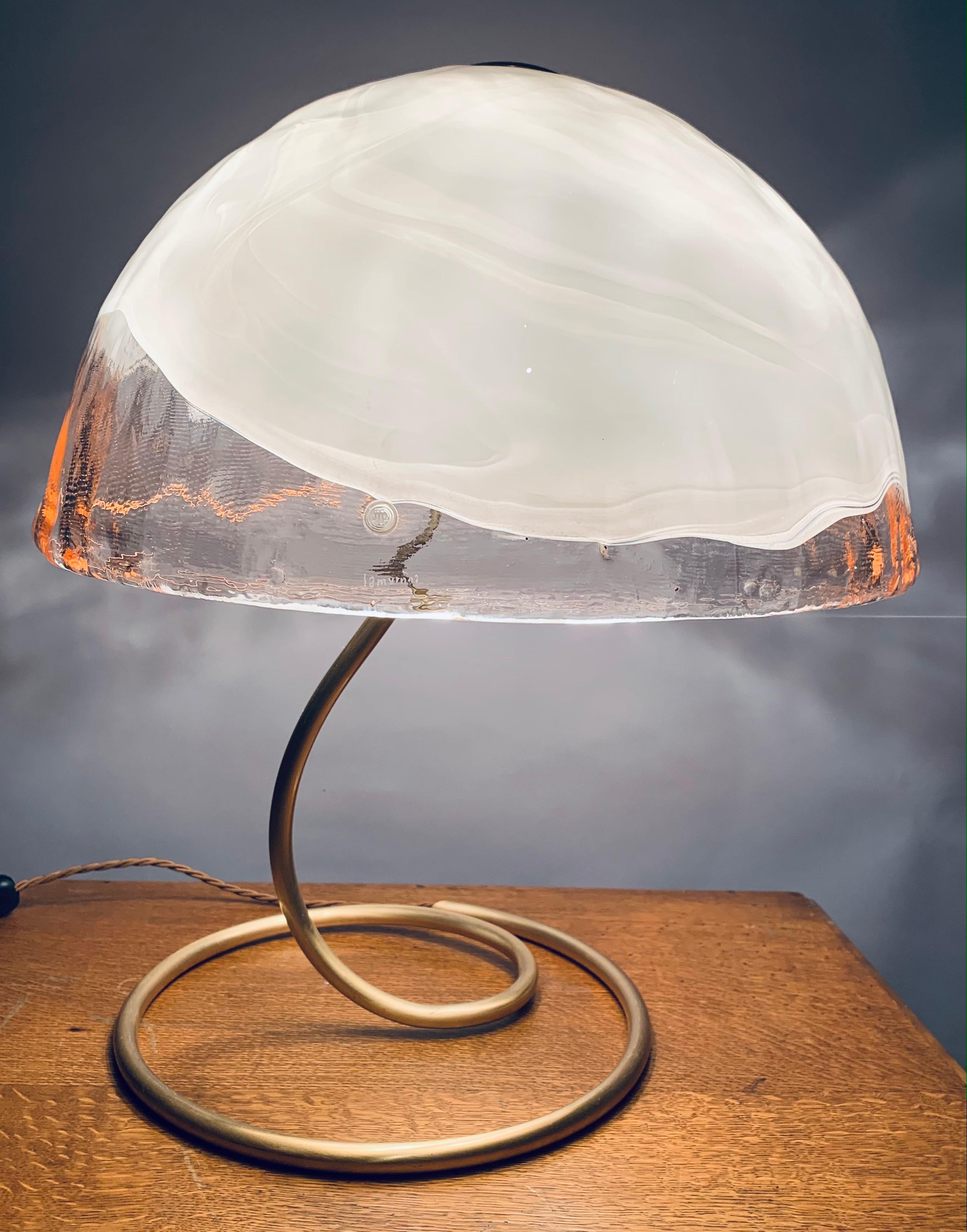 A striking and unusual 1970s Italian, La Murrina, Murano glass, mushroom, domed table lamp with a polished brass flexible snaked base. The striking thick Murano salmon, white and clear glass shade is secured onto the base with a large button shaped