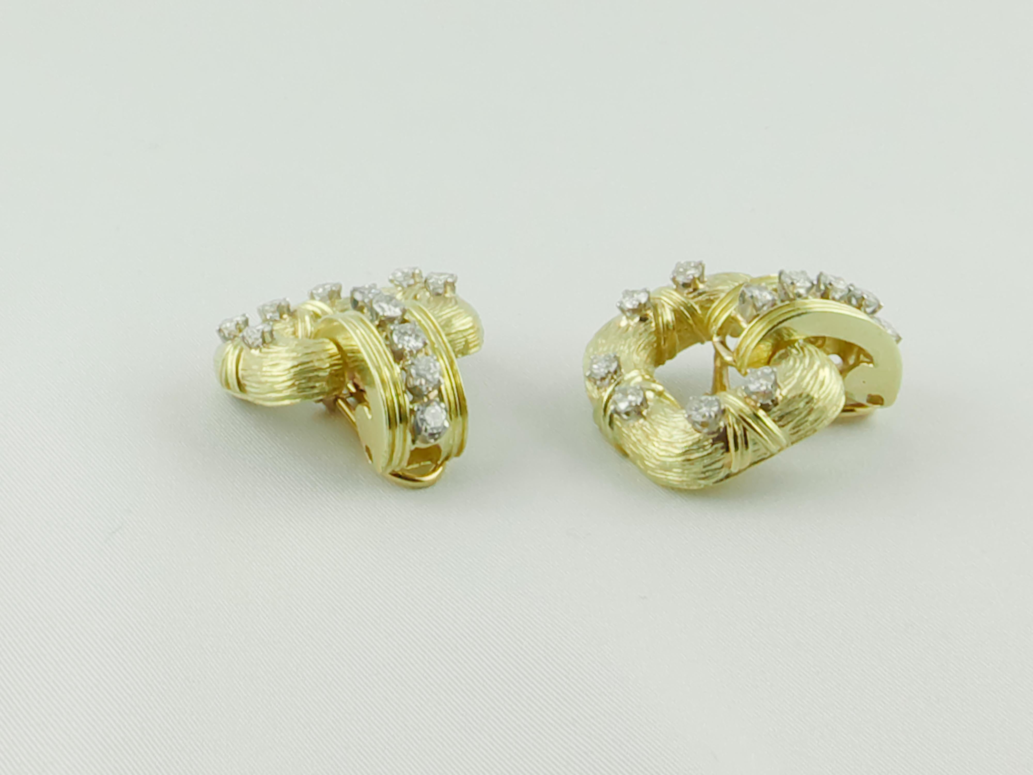 1970s La Triomphe 18 Karat Yellow Gold Diamond Earrings In Good Condition In Torino, IT