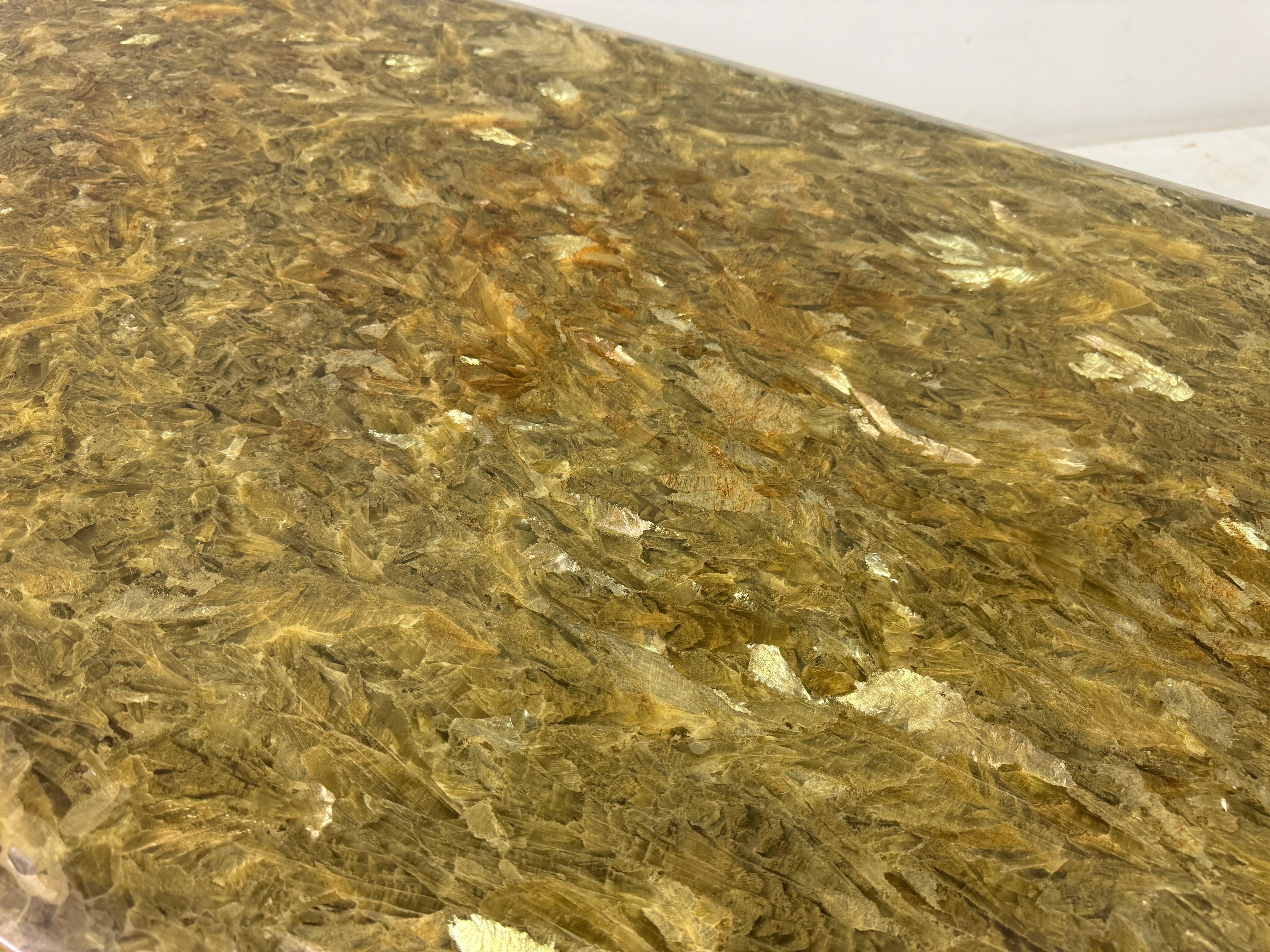 Table basse labradorite des années 1970 avec base en laiton en vente 7