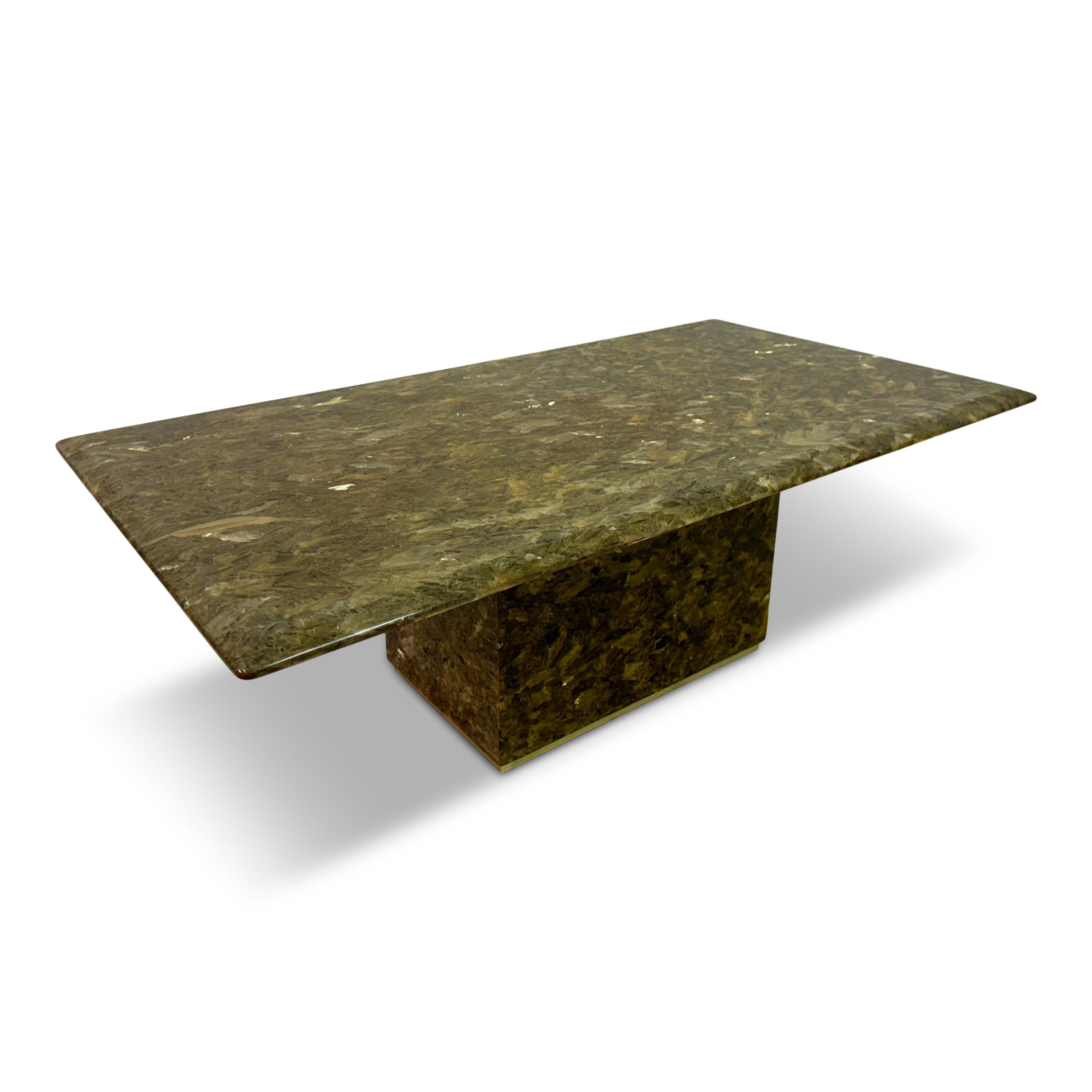 Table basse en labradorite des années 1970 avec base en laiton

Une table basse élégante et raffinée dotée d'un plateau rectangulaire en labradorite saisissante, connue pour ses couleurs irisées uniques et ses motifs naturels. La surface présente