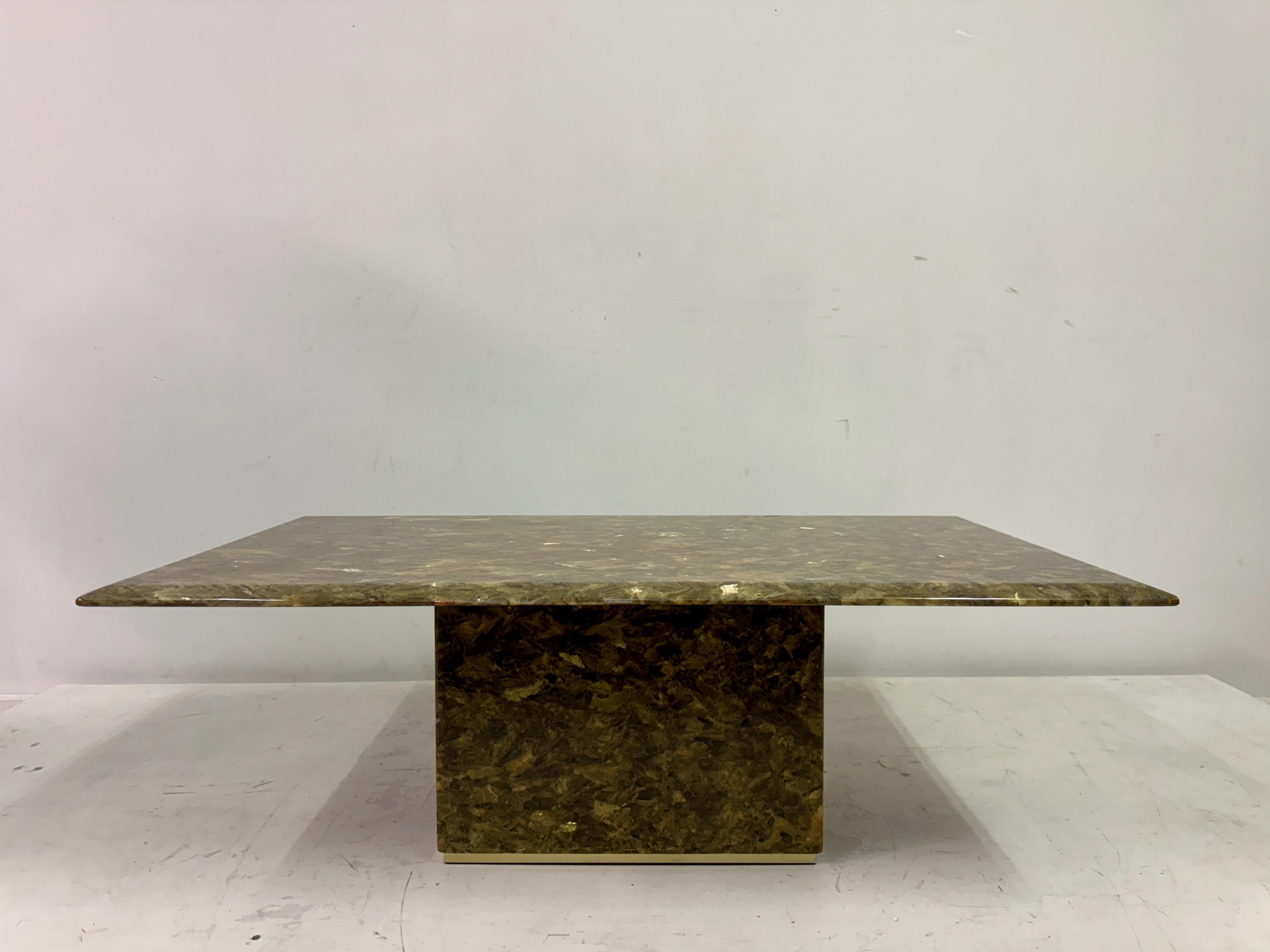 Table basse labradorite des années 1970 avec base en laiton Bon état - En vente à London, London