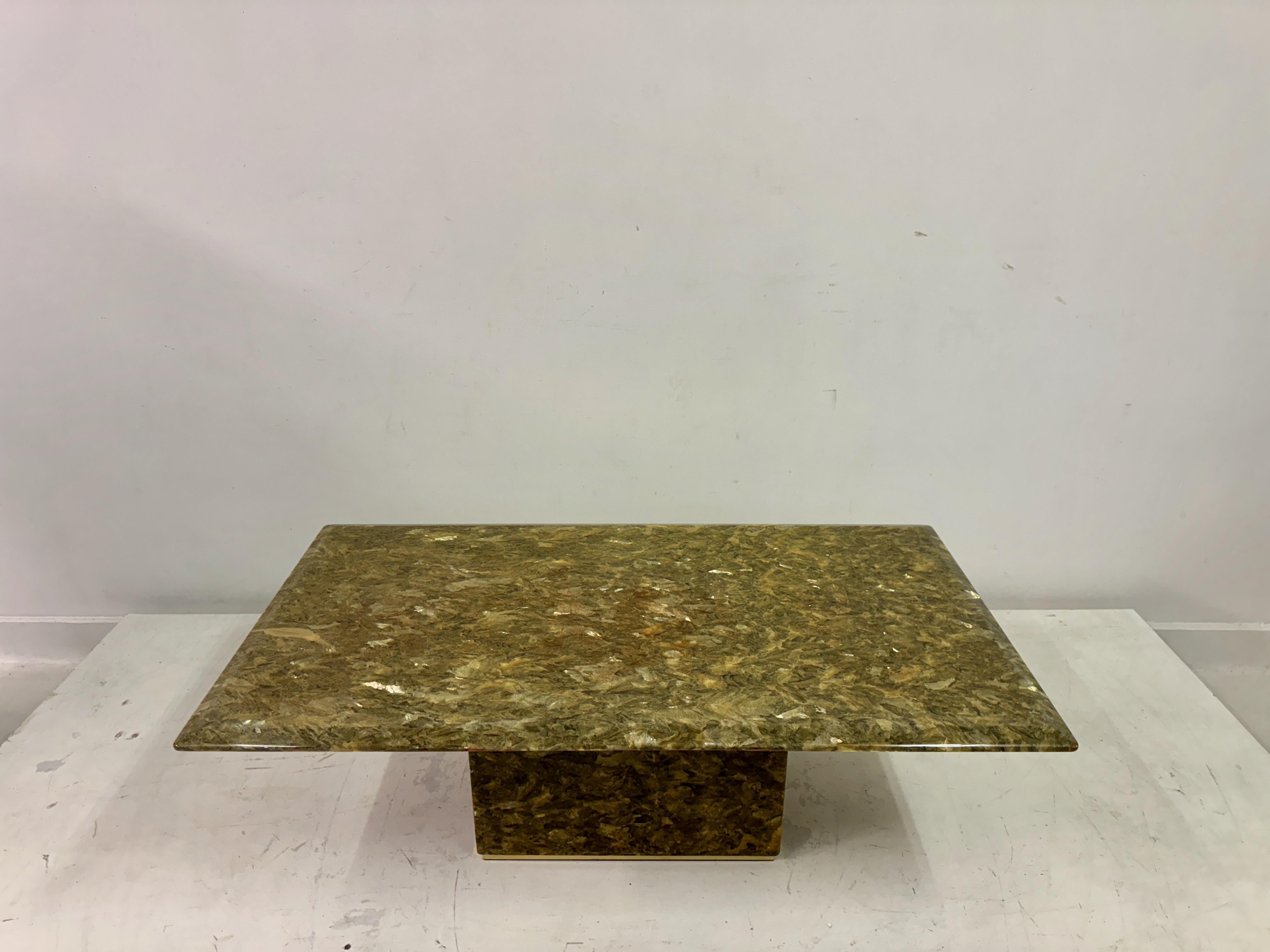 20ième siècle Table basse labradorite des années 1970 avec base en laiton en vente