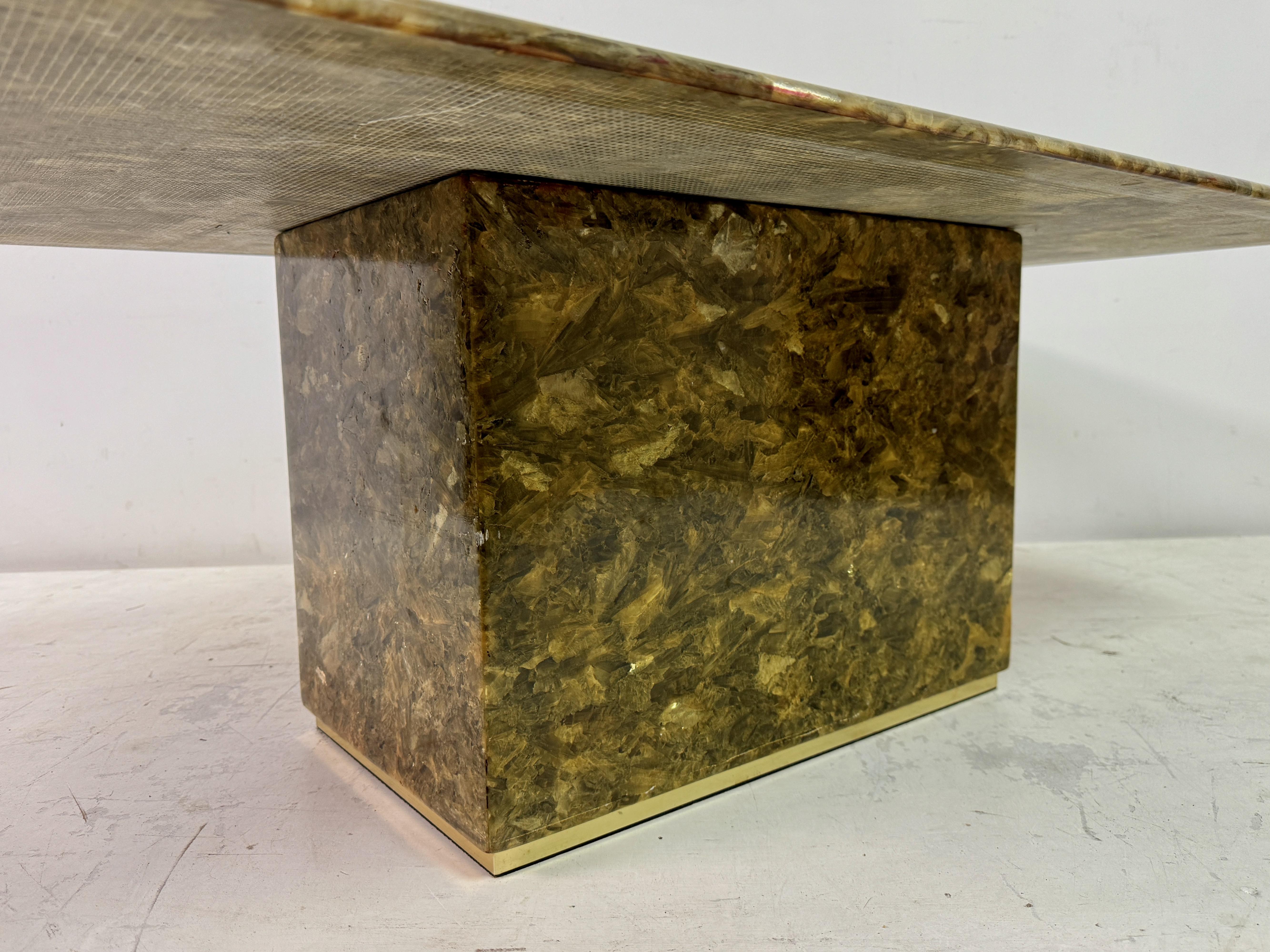 Pierre Table basse labradorite des années 1970 avec base en laiton en vente