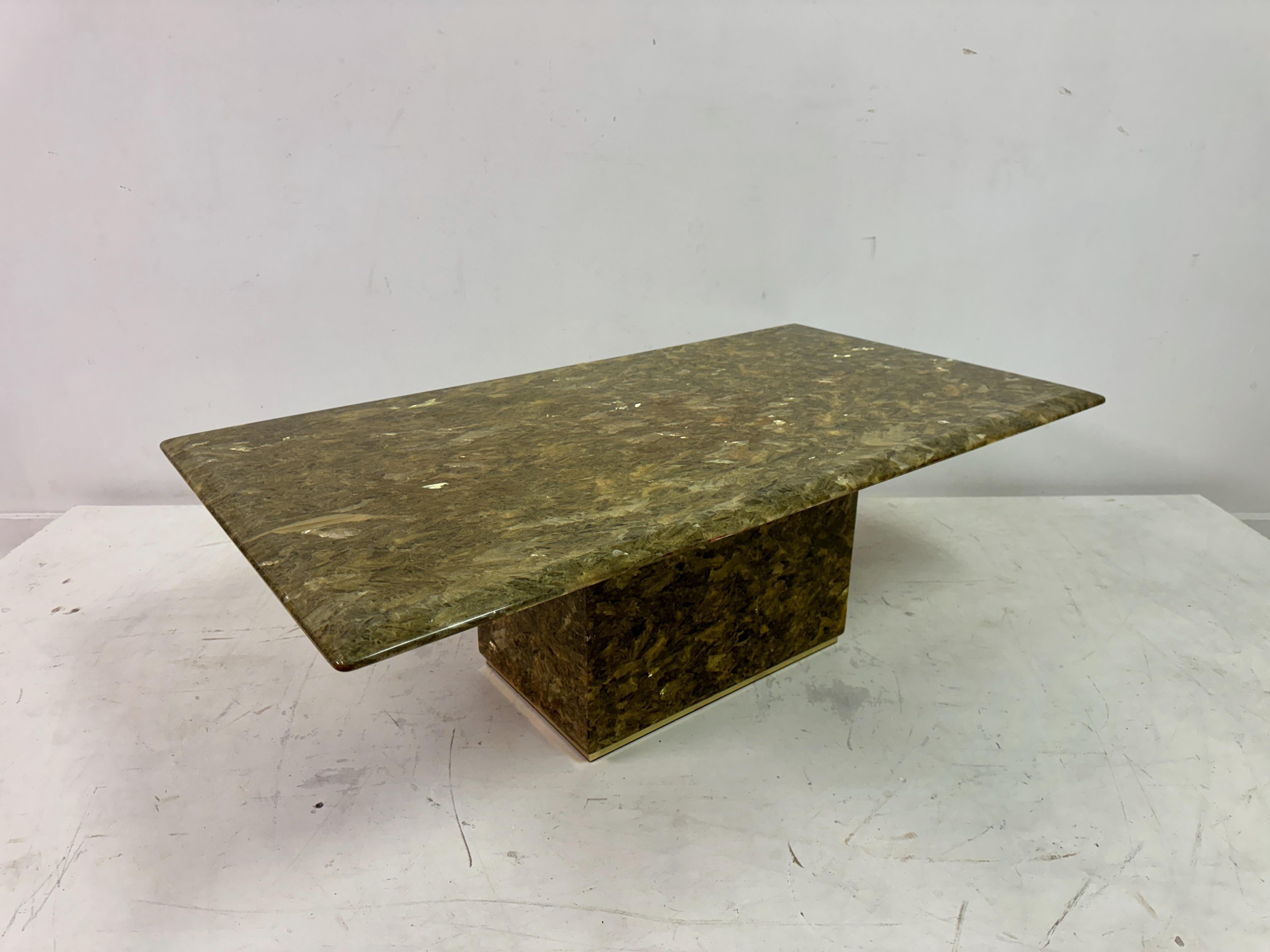 Table basse labradorite des années 1970 avec base en laiton en vente 1