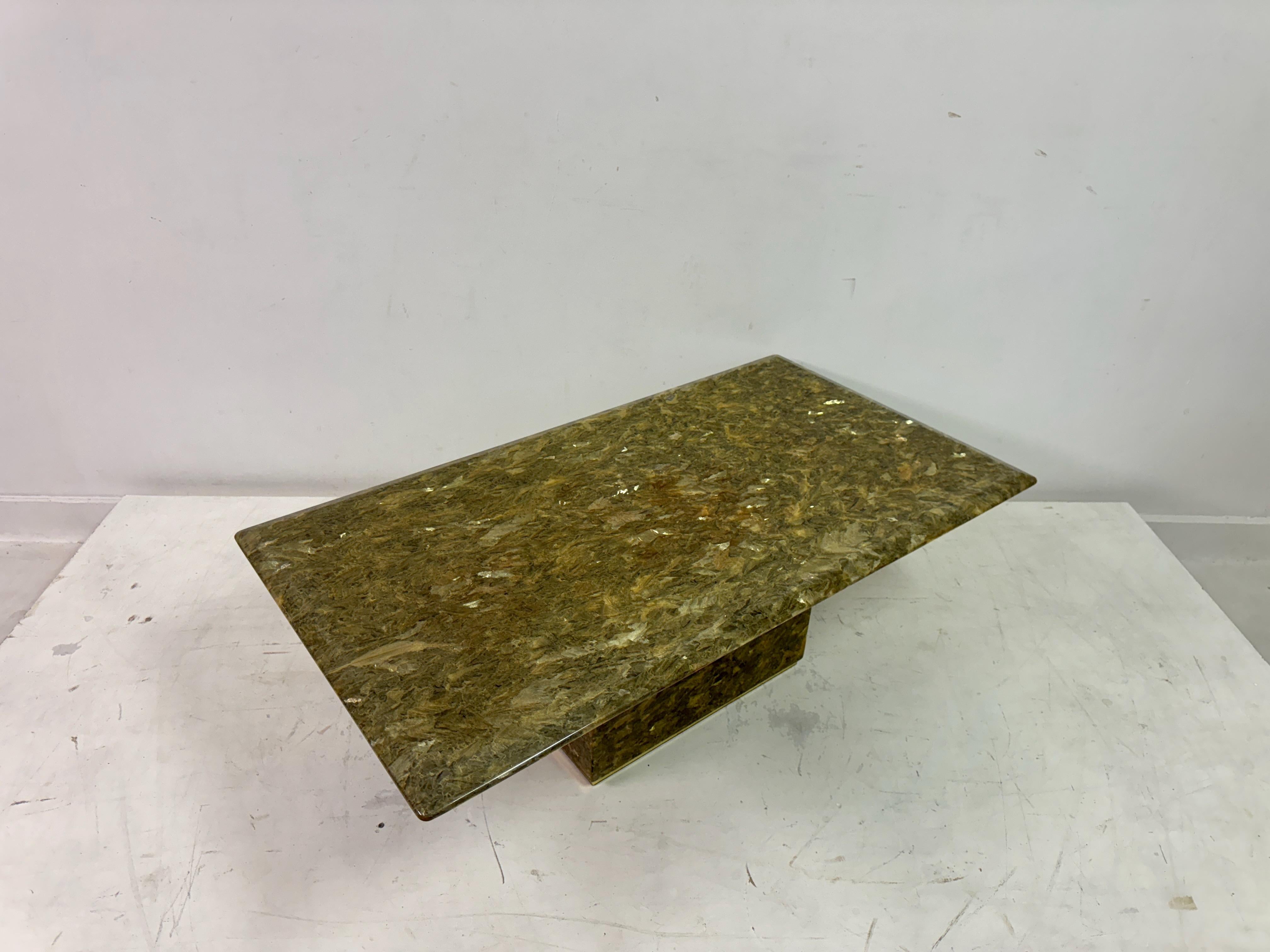 Table basse labradorite des années 1970 avec base en laiton en vente 2