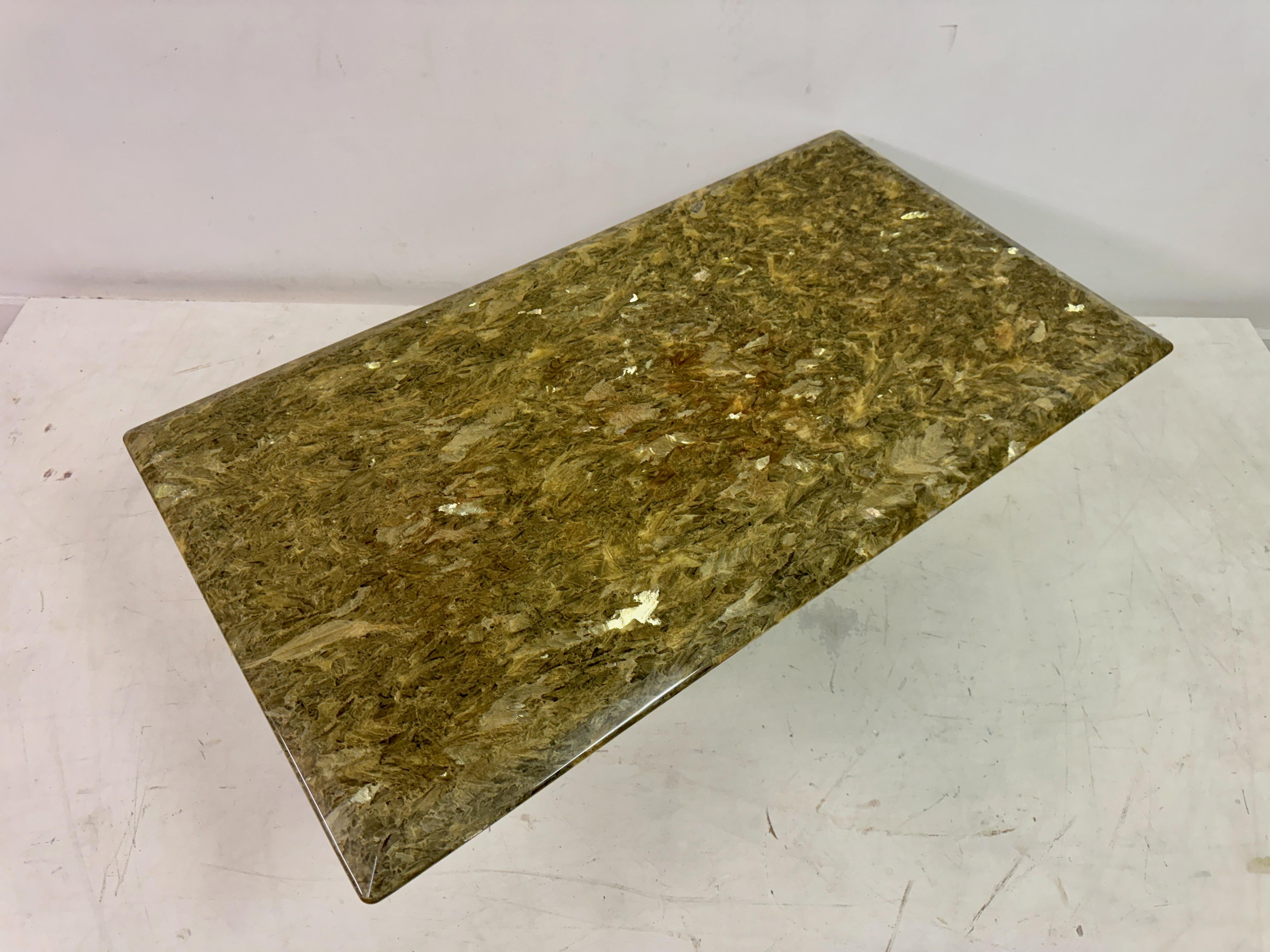 Table basse labradorite des années 1970 avec base en laiton en vente 3