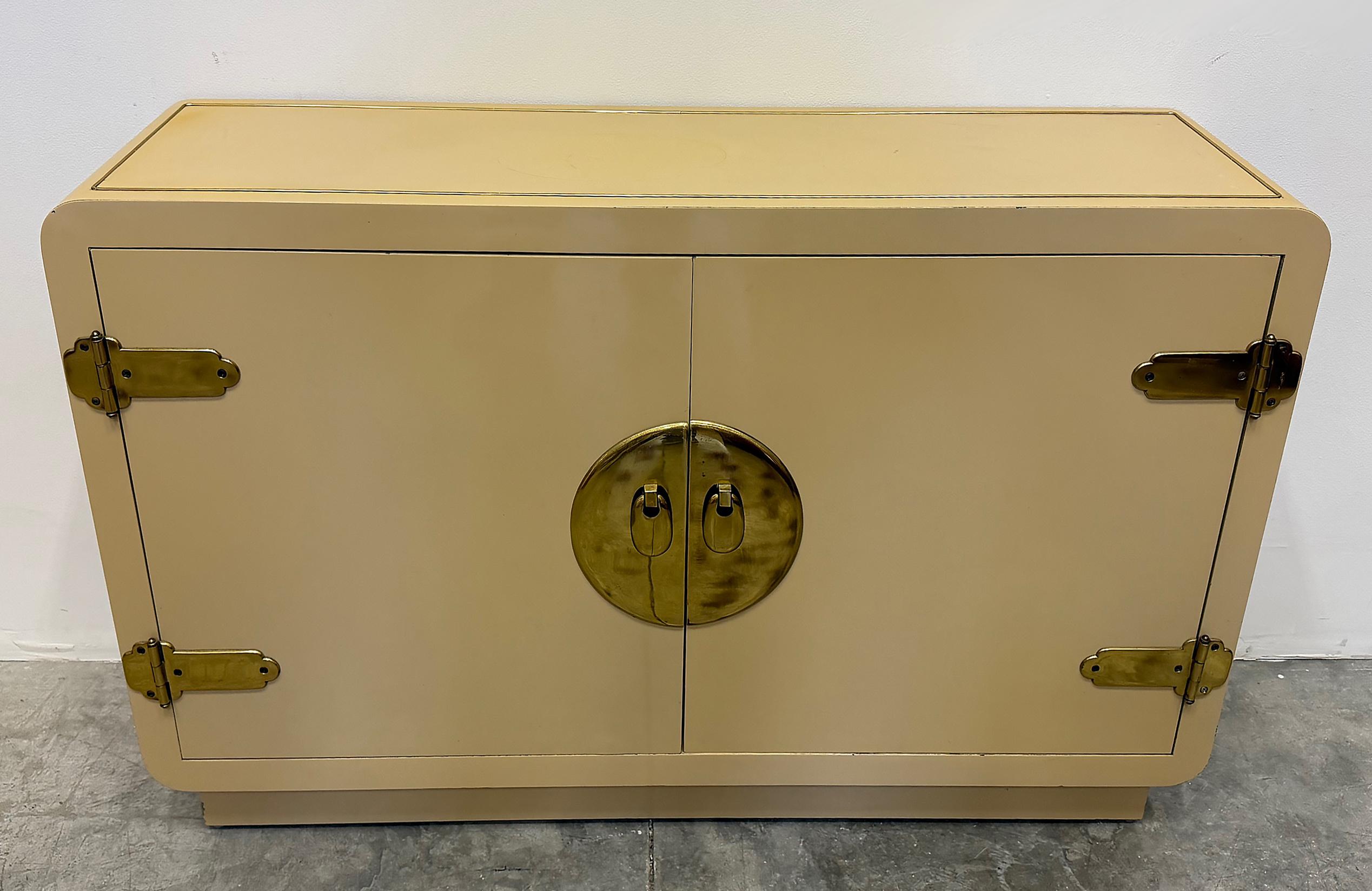 Mid-Century moderno Armadio Mastercraft laccato anni '70 di ispirazione asiatica, ferramenta in ottone di qualità superiore in vendita