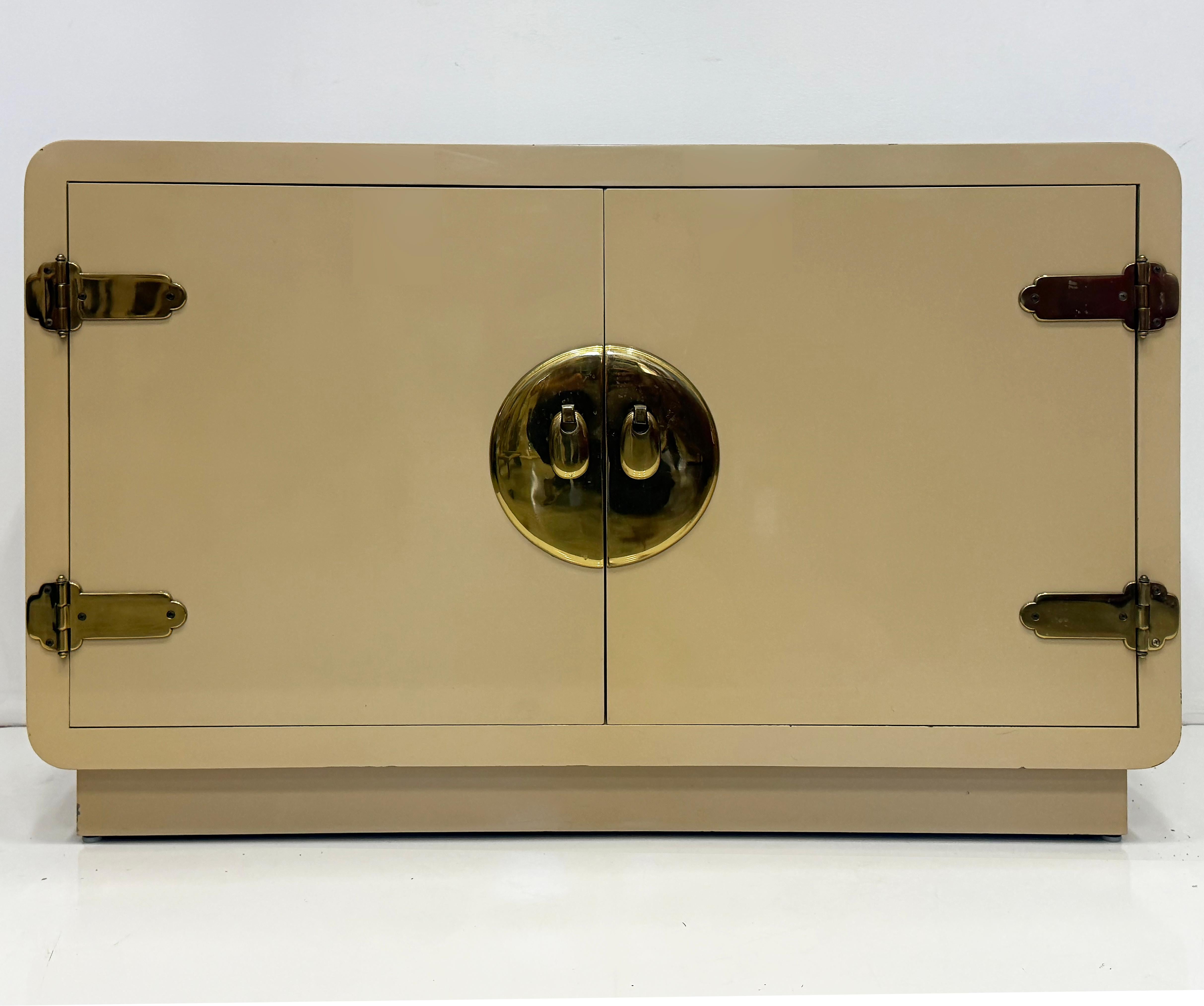 Armadio Mastercraft laccato anni '70 di ispirazione asiatica, ferramenta in ottone di qualità superiore In condizioni buone in vendita a Miami, FL