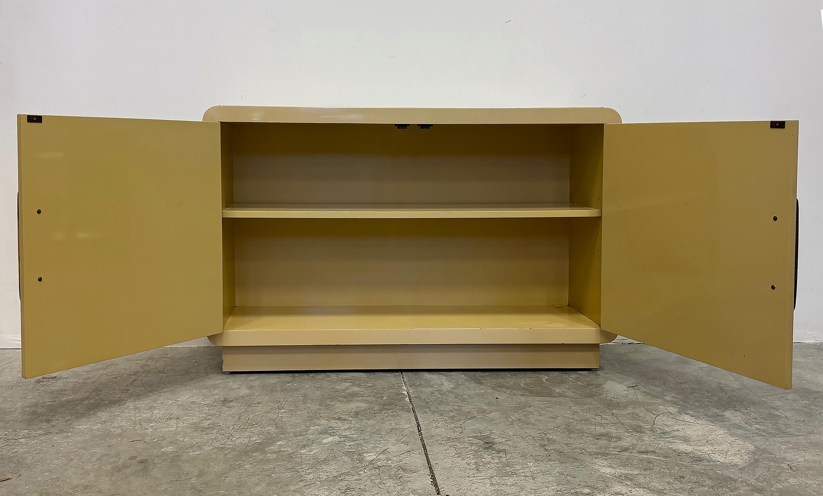 Fine XX secolo Armadio Mastercraft laccato anni '70 di ispirazione asiatica, ferramenta in ottone di qualità superiore in vendita