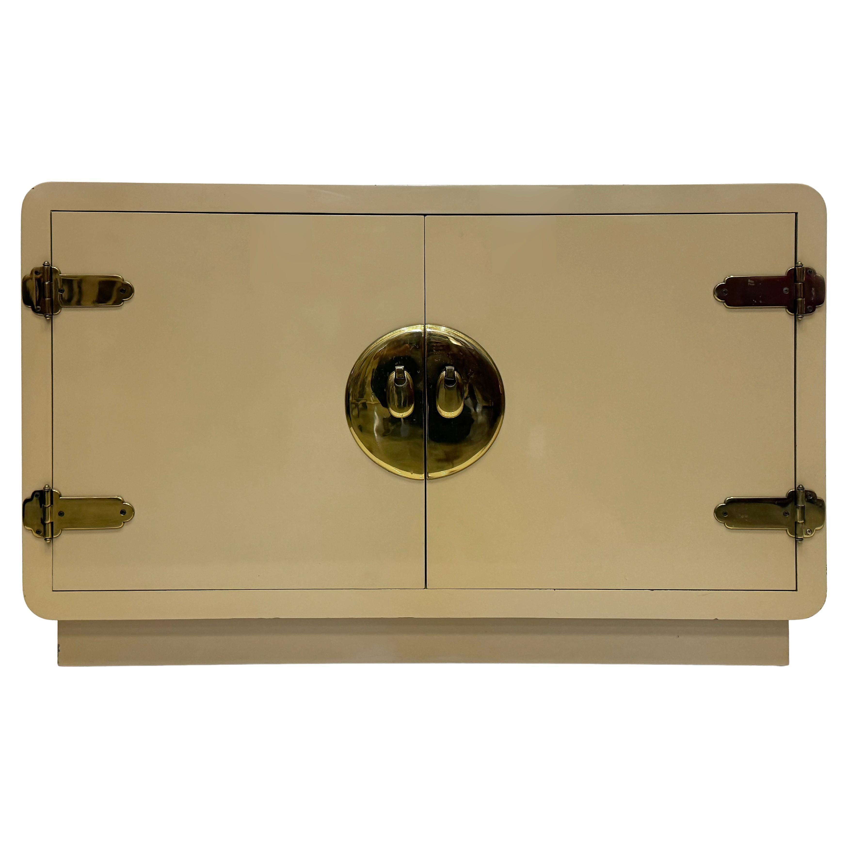 Armario Mastercraft lacado de inspiración asiática de los años 70, herrajes de latón de gran calidad