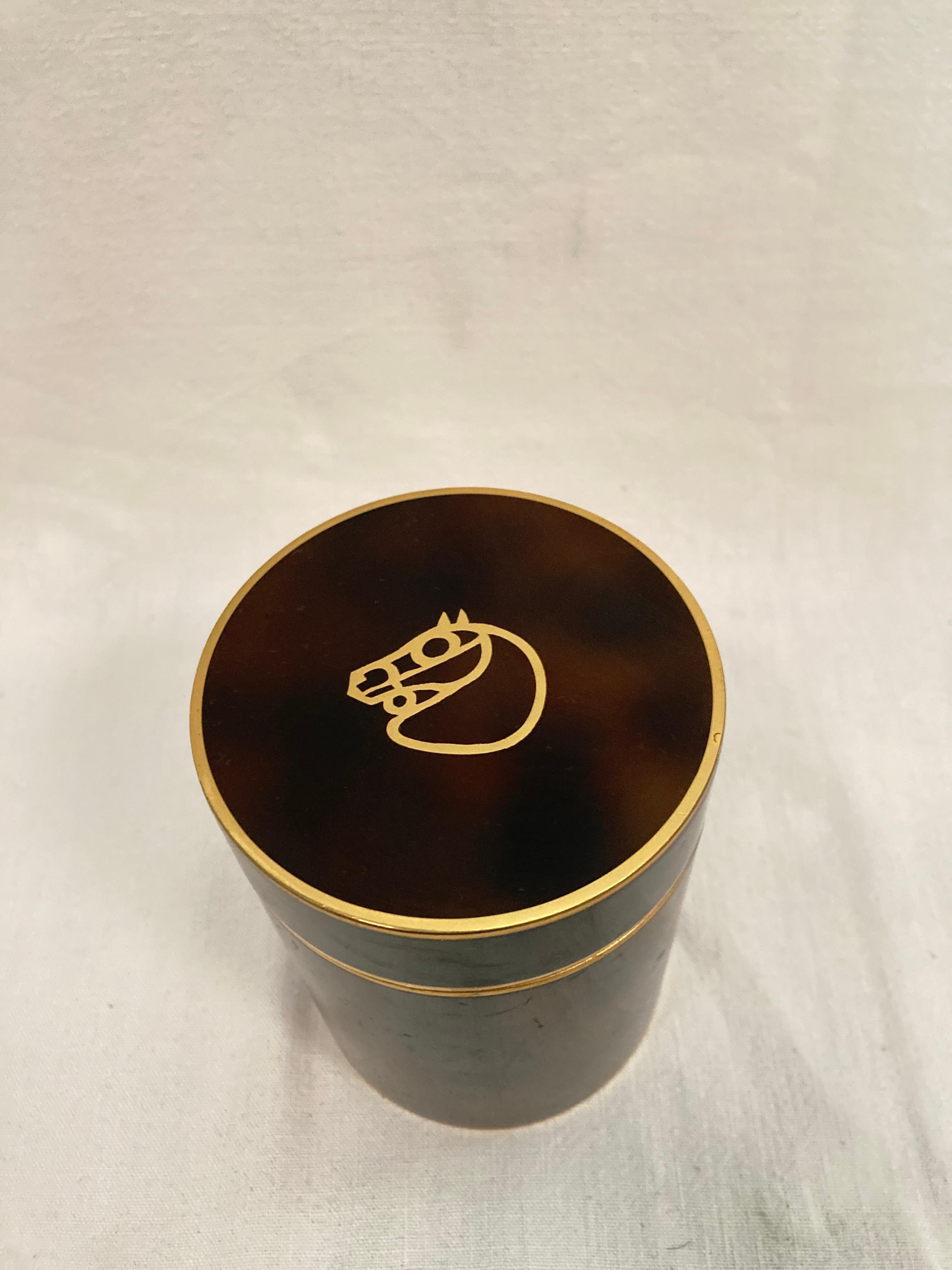 Very nice lacquered metal boxe sowing a head horse
Good condition
Signed
