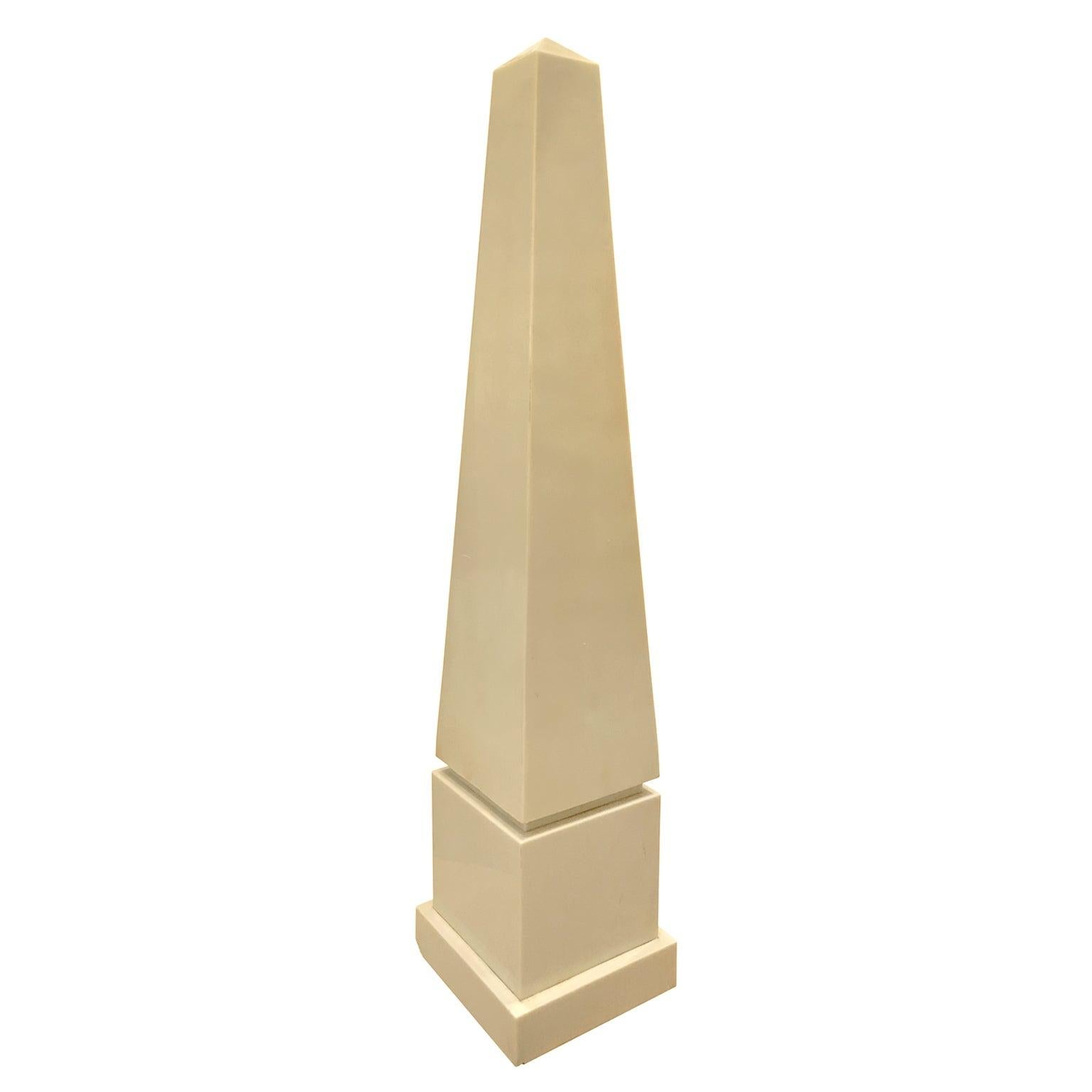 Lacquered obelisk in antique white. USA, 1970s.
  