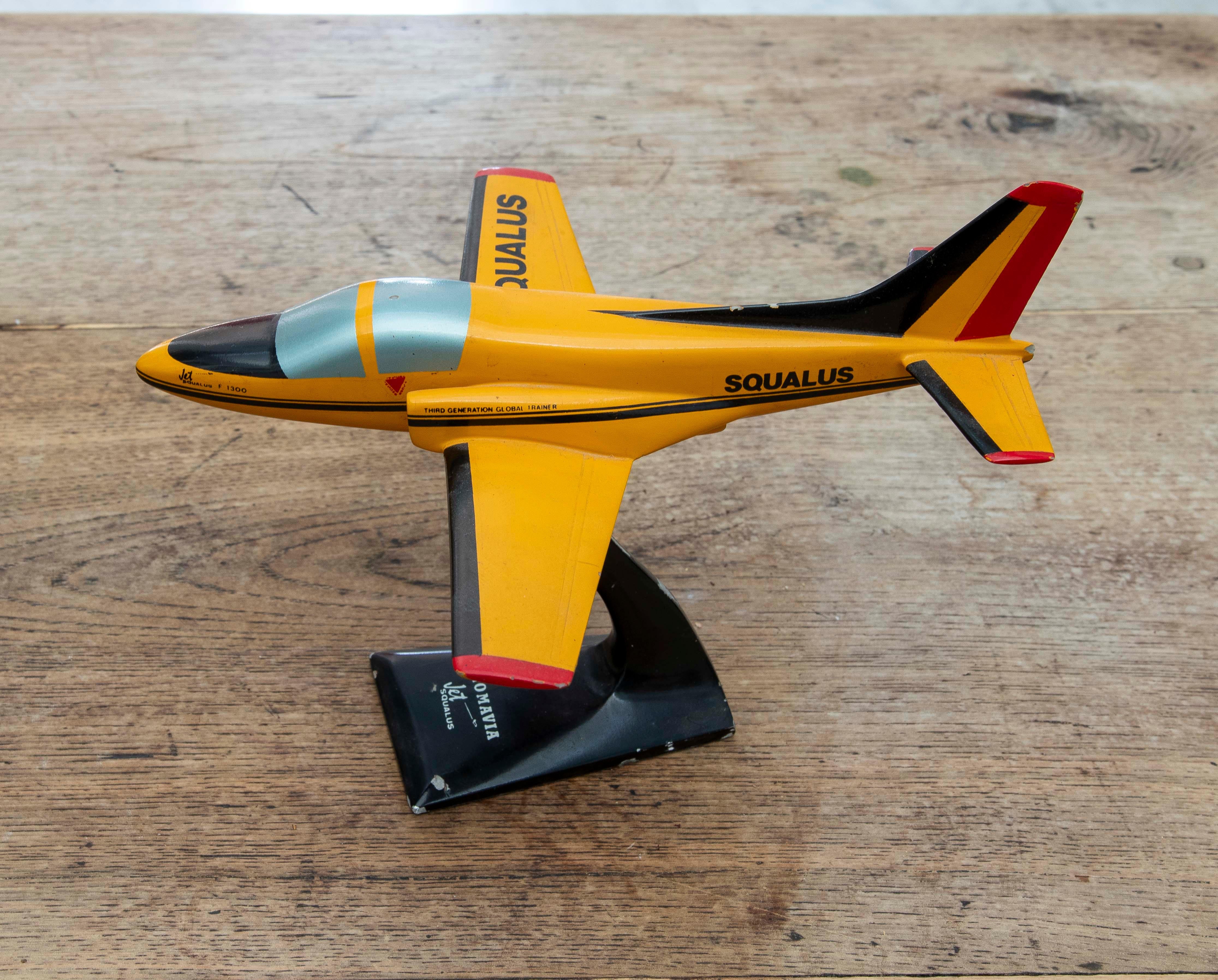 20ième siècle Modèle d'avion en résine laquée des années 1970 de la Maison Executive Display en vente