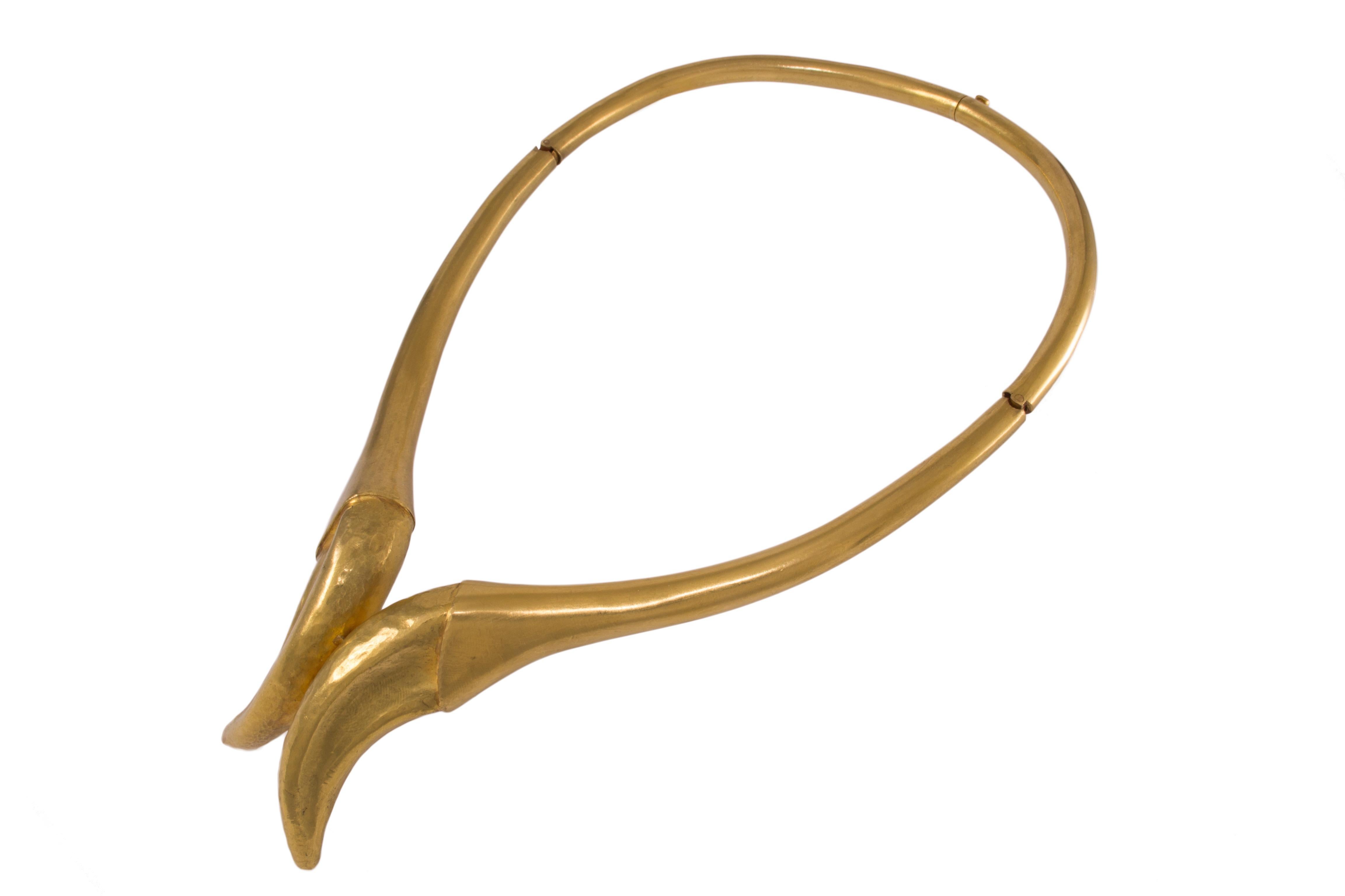 A 21 karat yellow gold claw double hinged collar from the Neolithic collection, by Ilias Lalaounis  c. 1970. Vintage jewelry. 

The collar has an internal circumference of 15.5