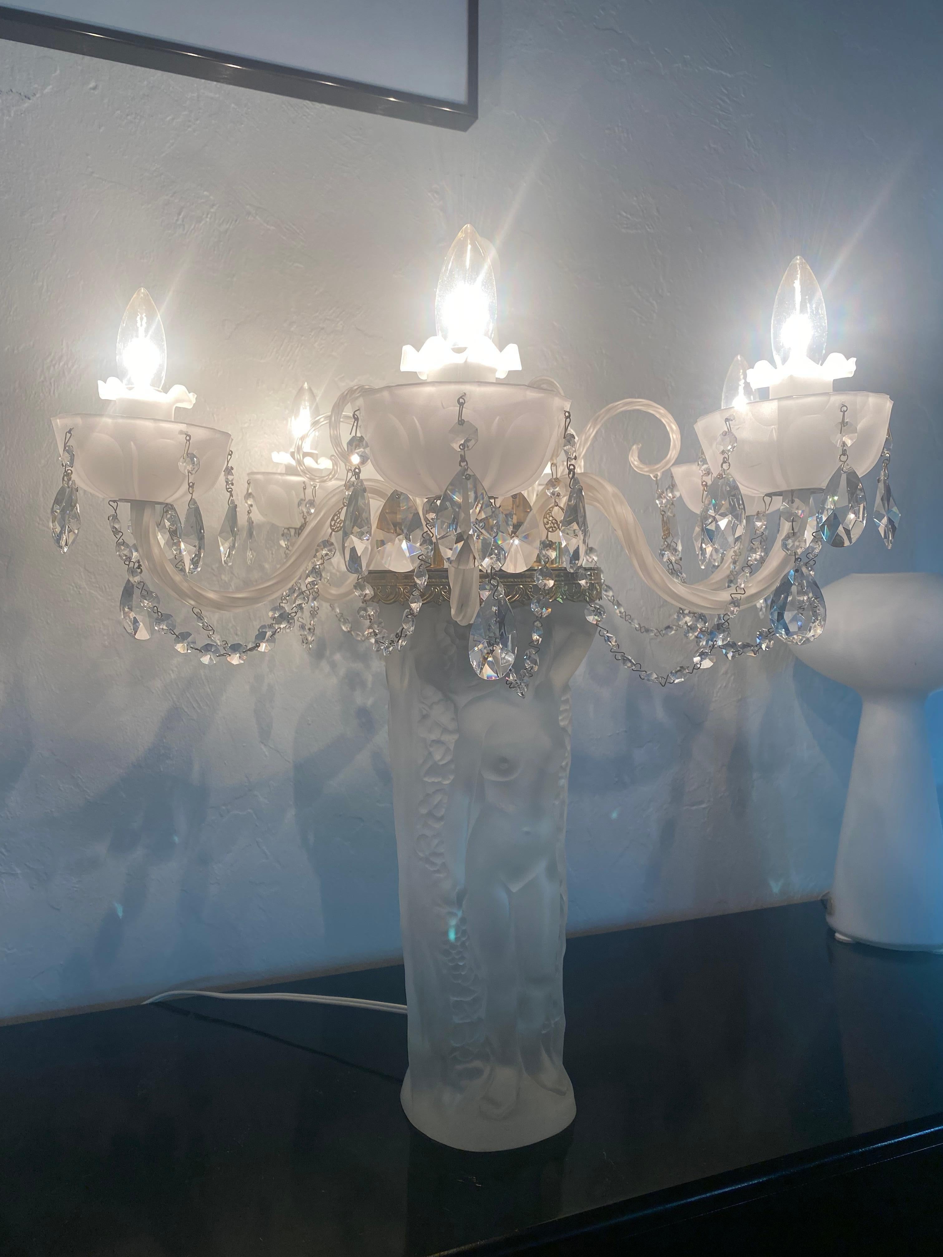 1970er Jahre Lalique Stil Kristall und Messing Bacchante Figurative Kronleuchter Tischlampe im Angebot 5