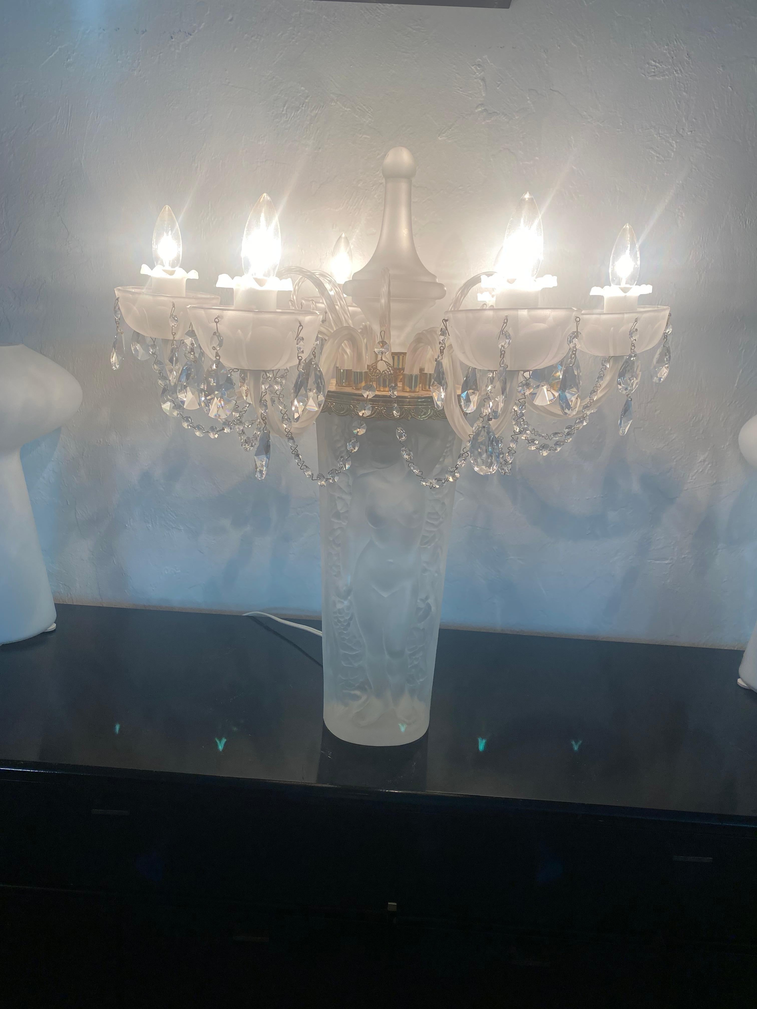 1970er Jahre Lalique Stil Kristall und Messing Bacchante Figurative Kronleuchter Tischlampe im Angebot 6