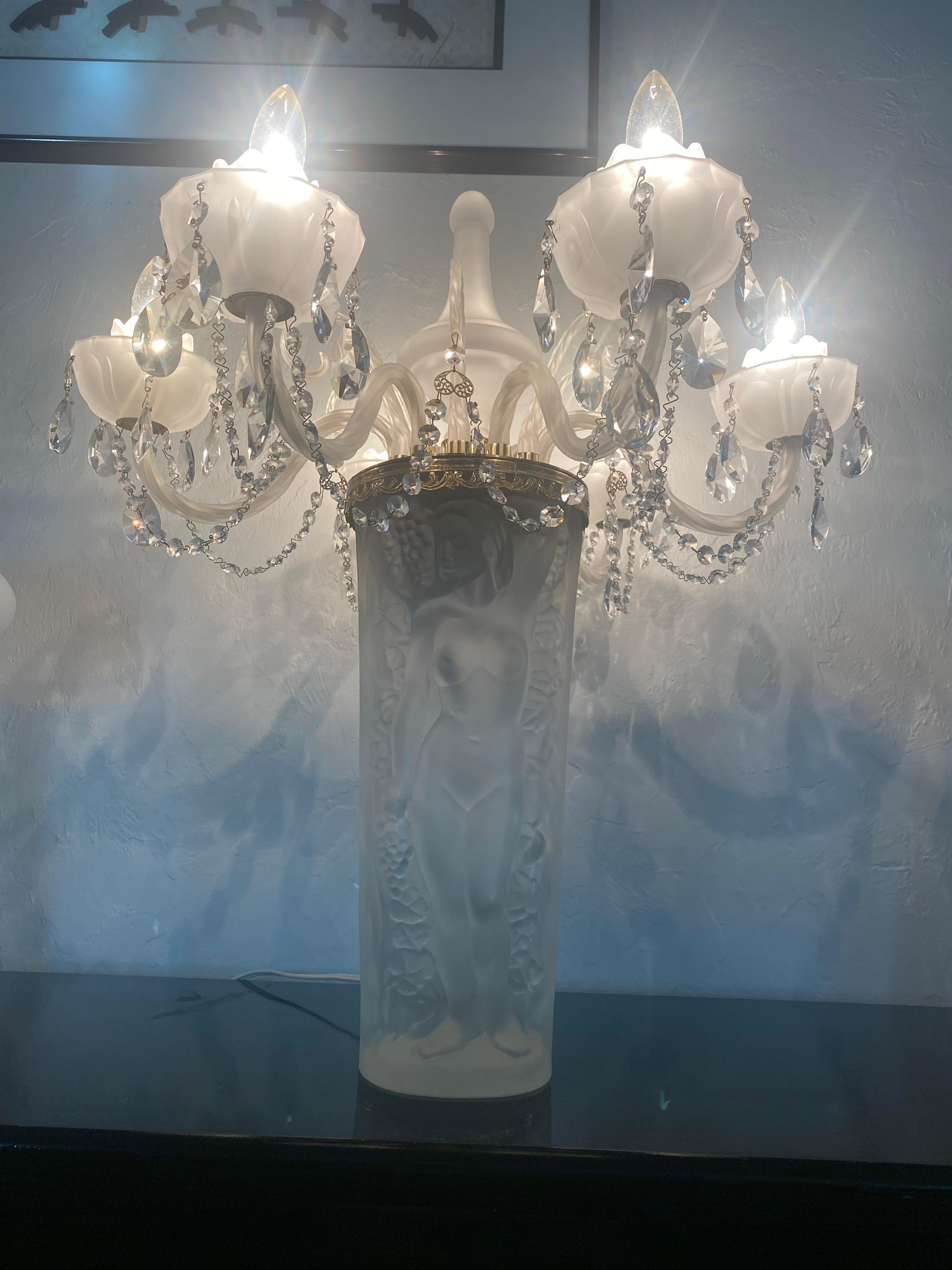 1970er Jahre Lalique Stil Kristall und Messing Bacchante Figurative Kronleuchter Tischlampe im Angebot 7