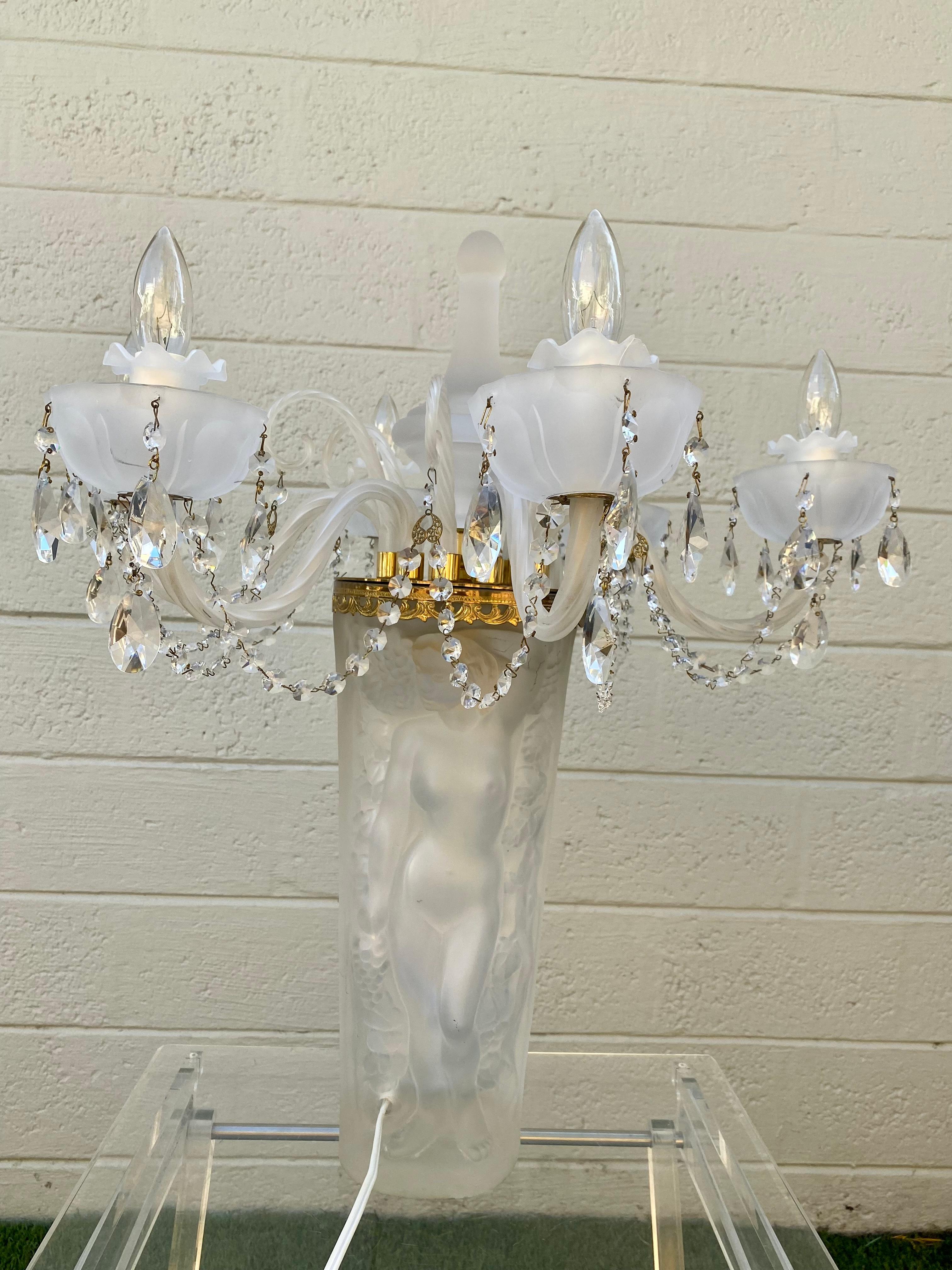 1970er Jahre Lalique Stil Kristall und Messing Bacchante Figurative Kronleuchter Tischlampe (Hollywood Regency) im Angebot