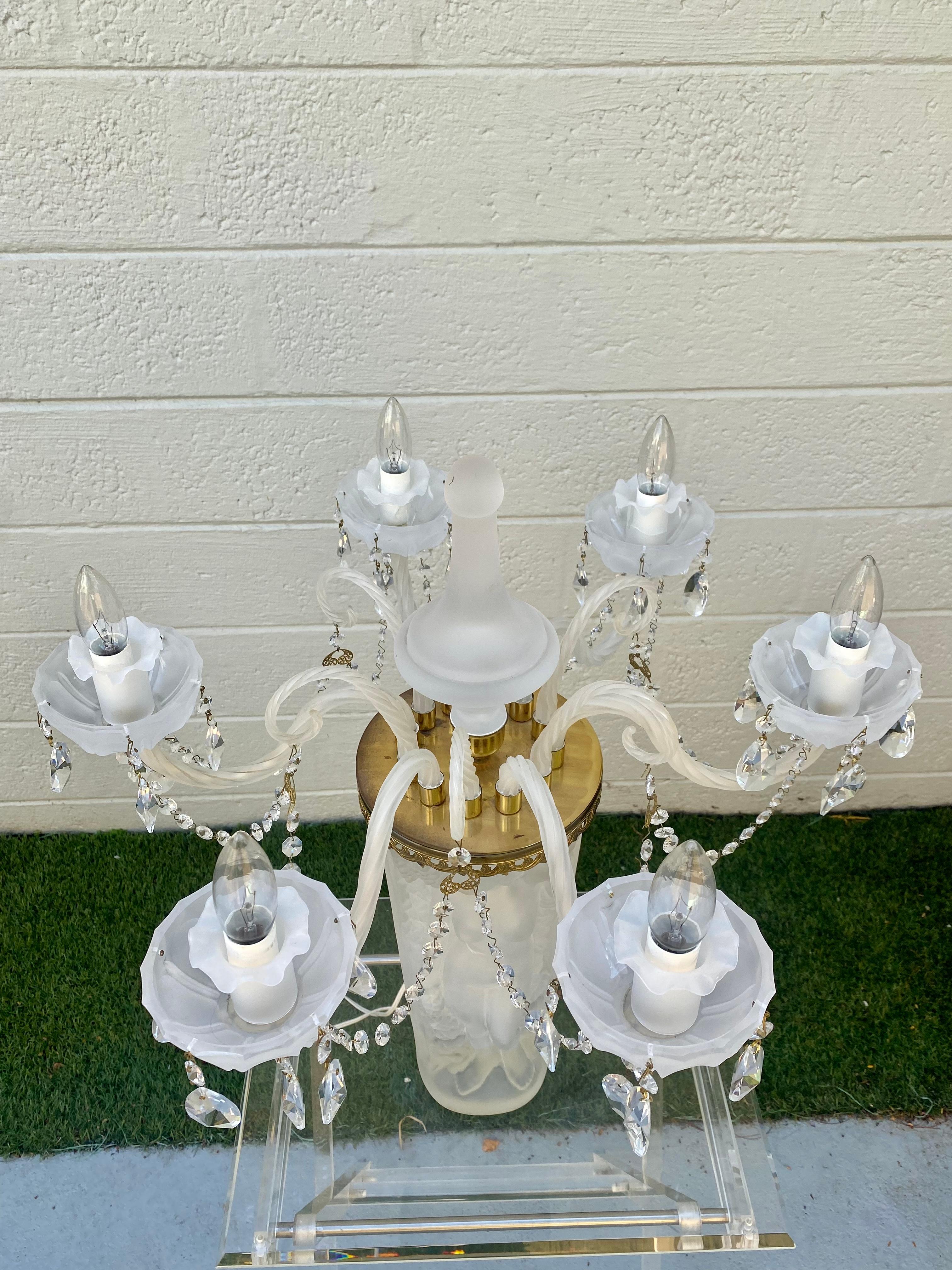 1970er Jahre Lalique Stil Kristall und Messing Bacchante Figurative Kronleuchter Tischlampe im Zustand „Hervorragend“ im Angebot in Fort Lauderdale, FL