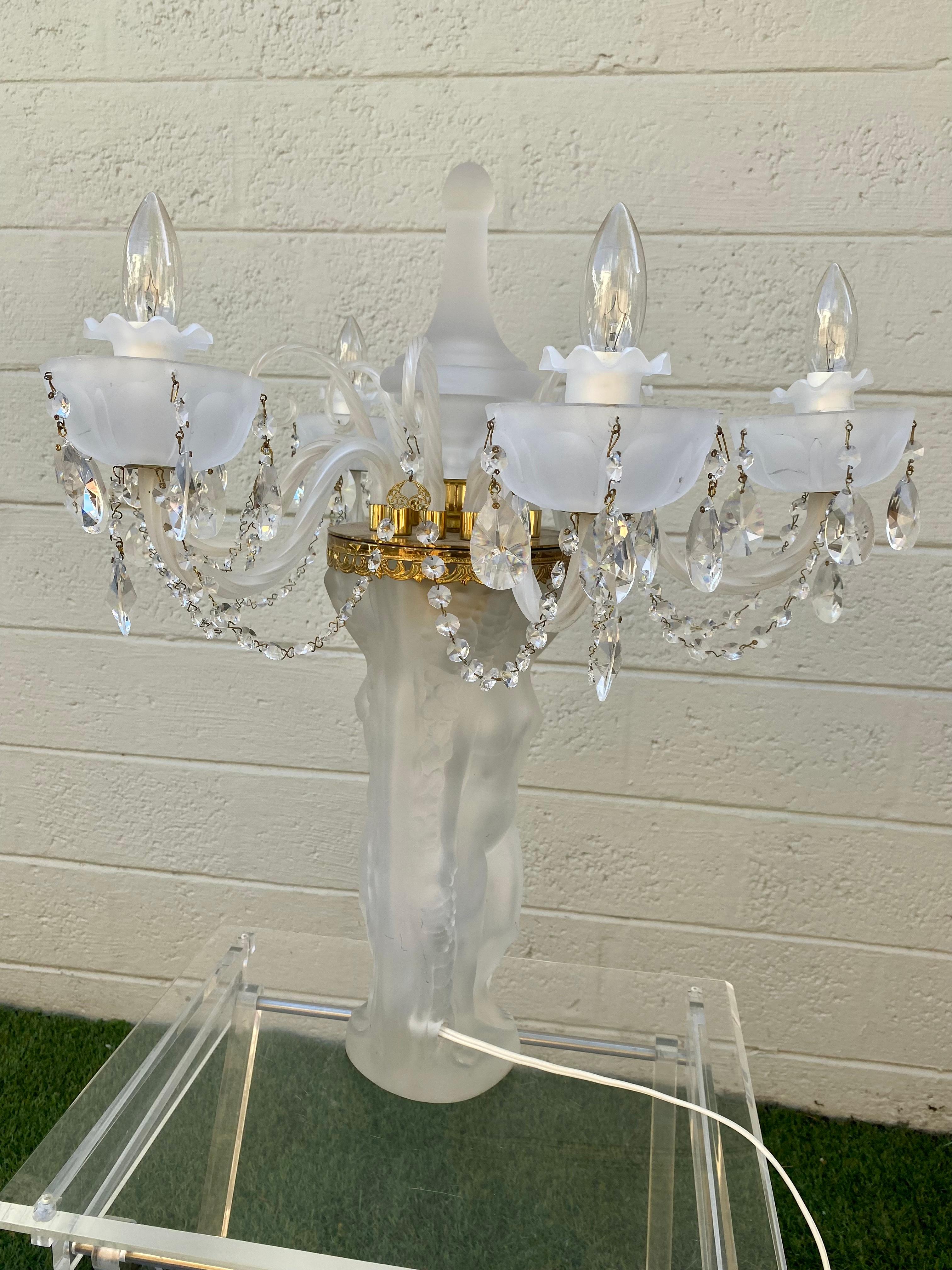 1970er Jahre Lalique Stil Kristall und Messing Bacchante Figurative Kronleuchter Tischlampe im Angebot 1