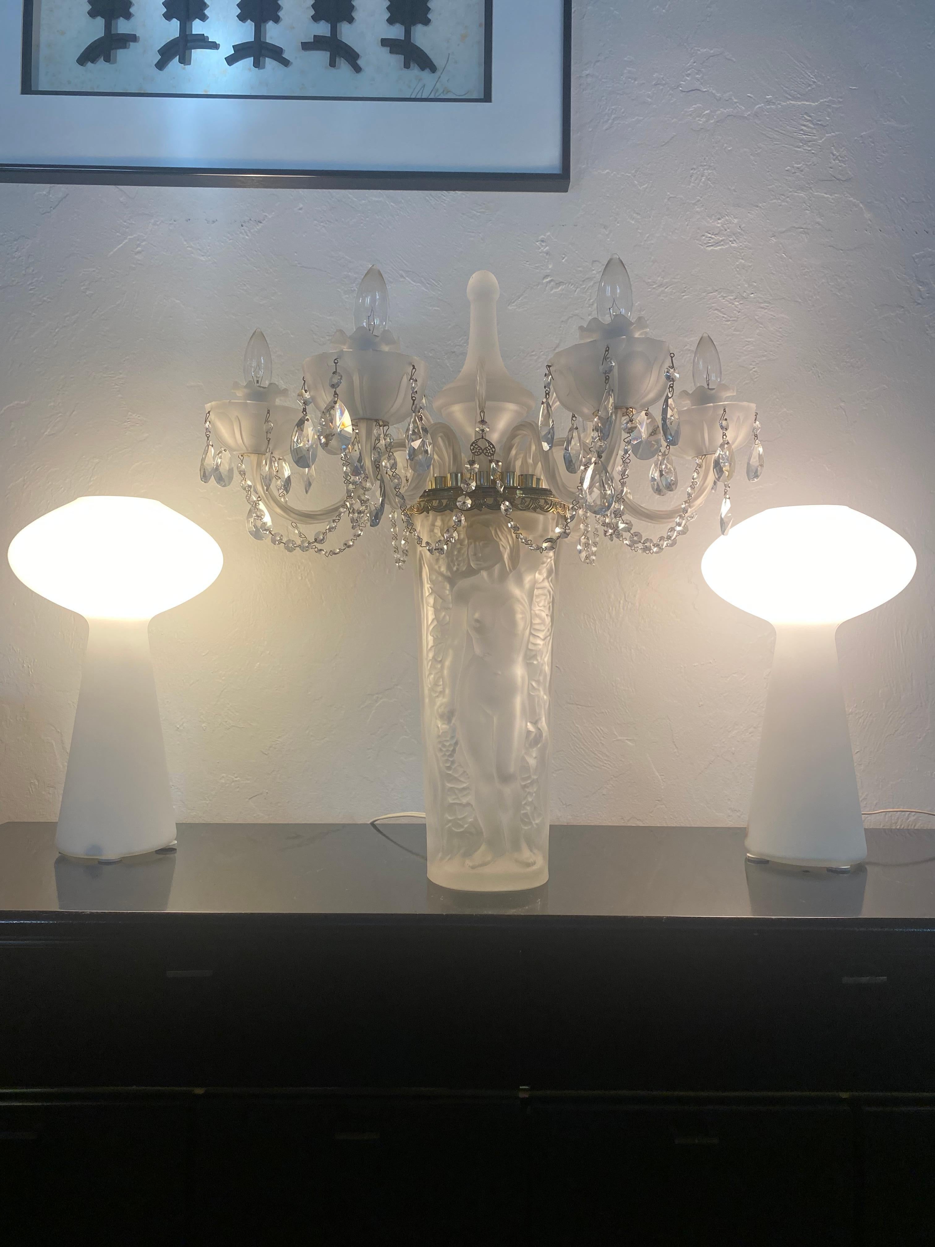 1970er Jahre Lalique Stil Kristall und Messing Bacchante Figurative Kronleuchter Tischlampe im Angebot 3