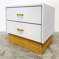 Mesilla de noche de 2 cajones de laminado de los años 70 con base de junco y tiradores de madera