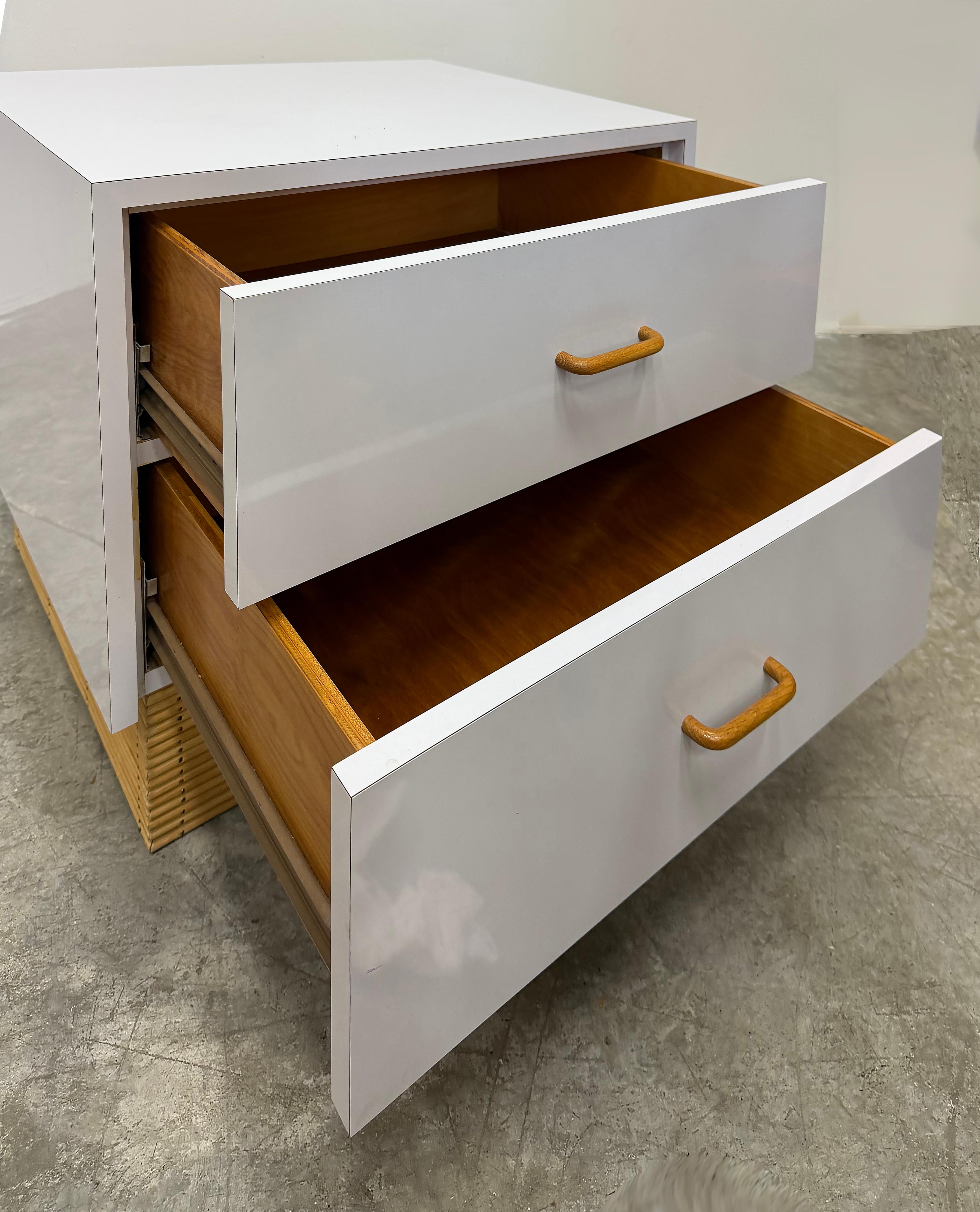 Mid-Century moderno Comodino a 2 cassetti in laminato degli anni '70 con base a canne, maniglie in Wood in vendita
