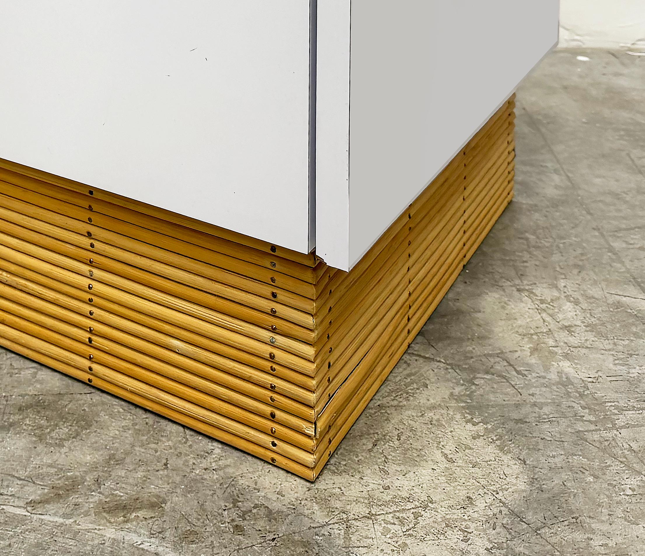 Comodino a 2 cassetti in laminato degli anni '70 con base a canne, maniglie in Wood In condizioni buone in vendita a Miami, FL