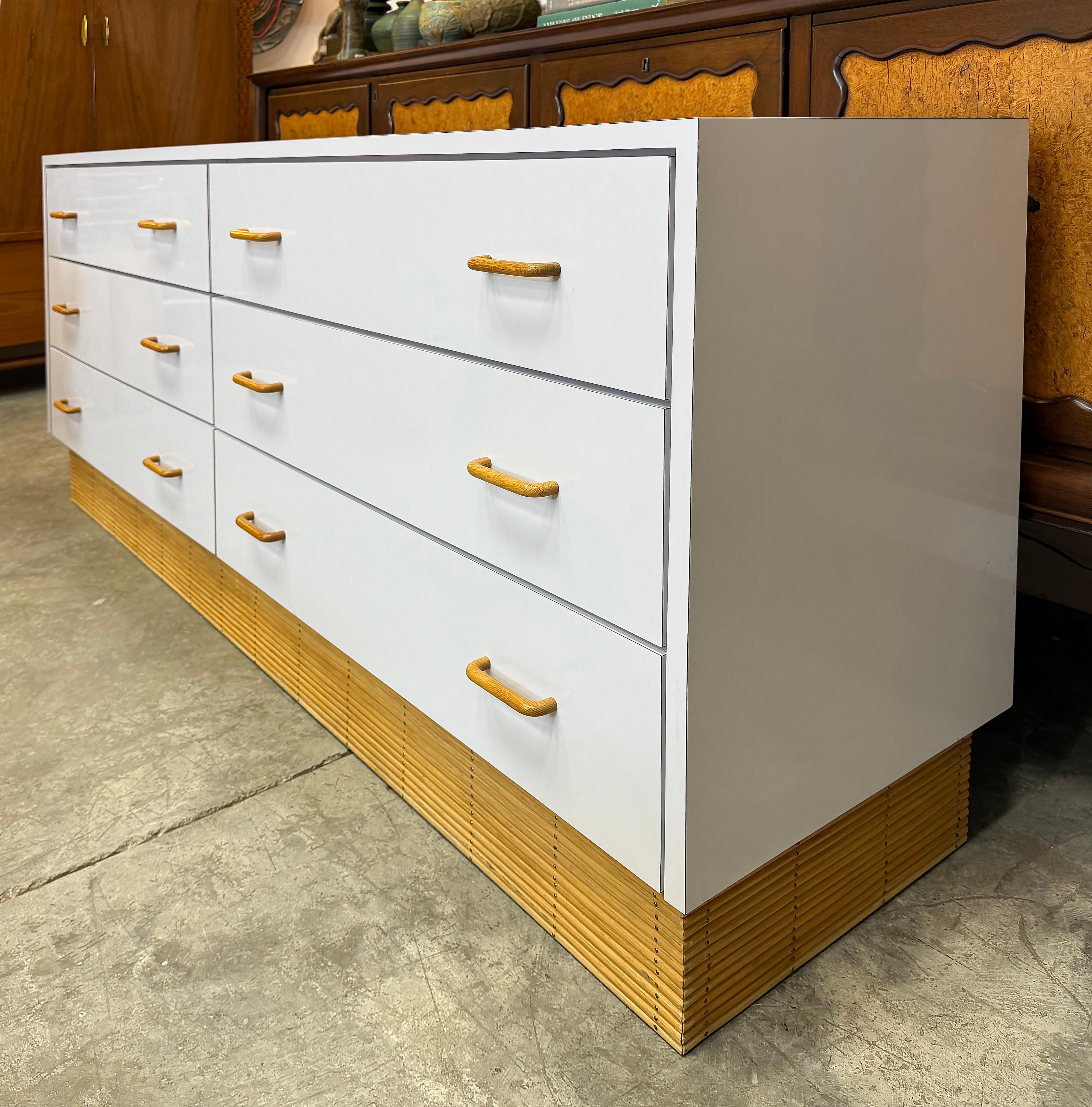 Mid-Century moderno Cassettiera a 6 cassetti in laminato degli anni '70 con base a canne, maniglie Wood in vendita