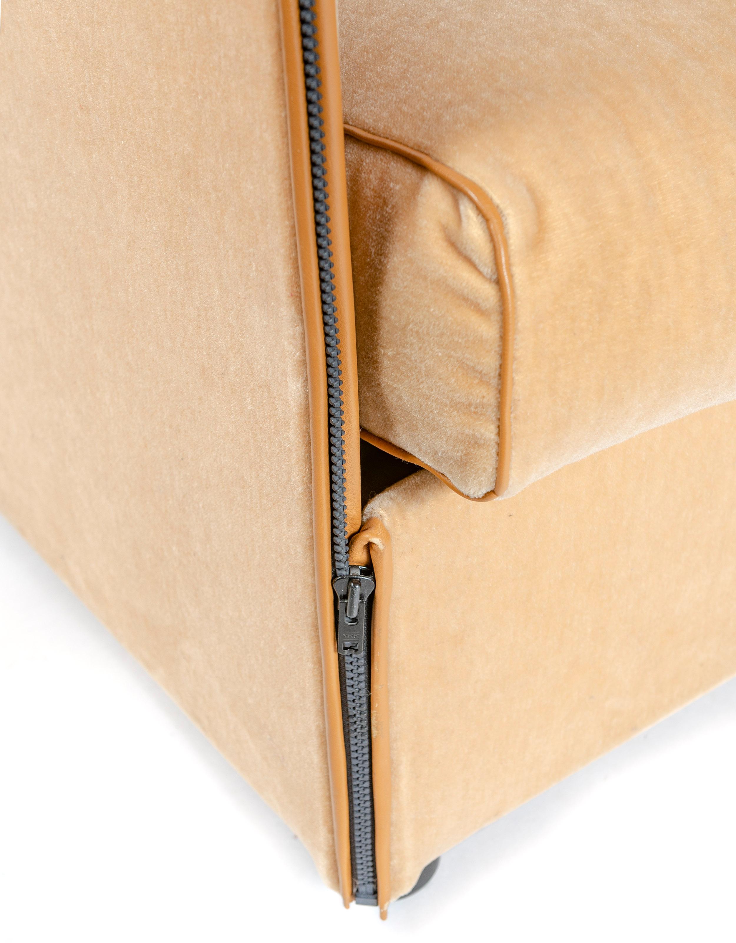 Un canapé sectionnel modulable 'Landeau' de sept (7) pièces en mohair d'origine avec une bordure en cuir de couleur camel. Les unités peuvent être dézippées et mélangées pour des orientations supplémentaires.