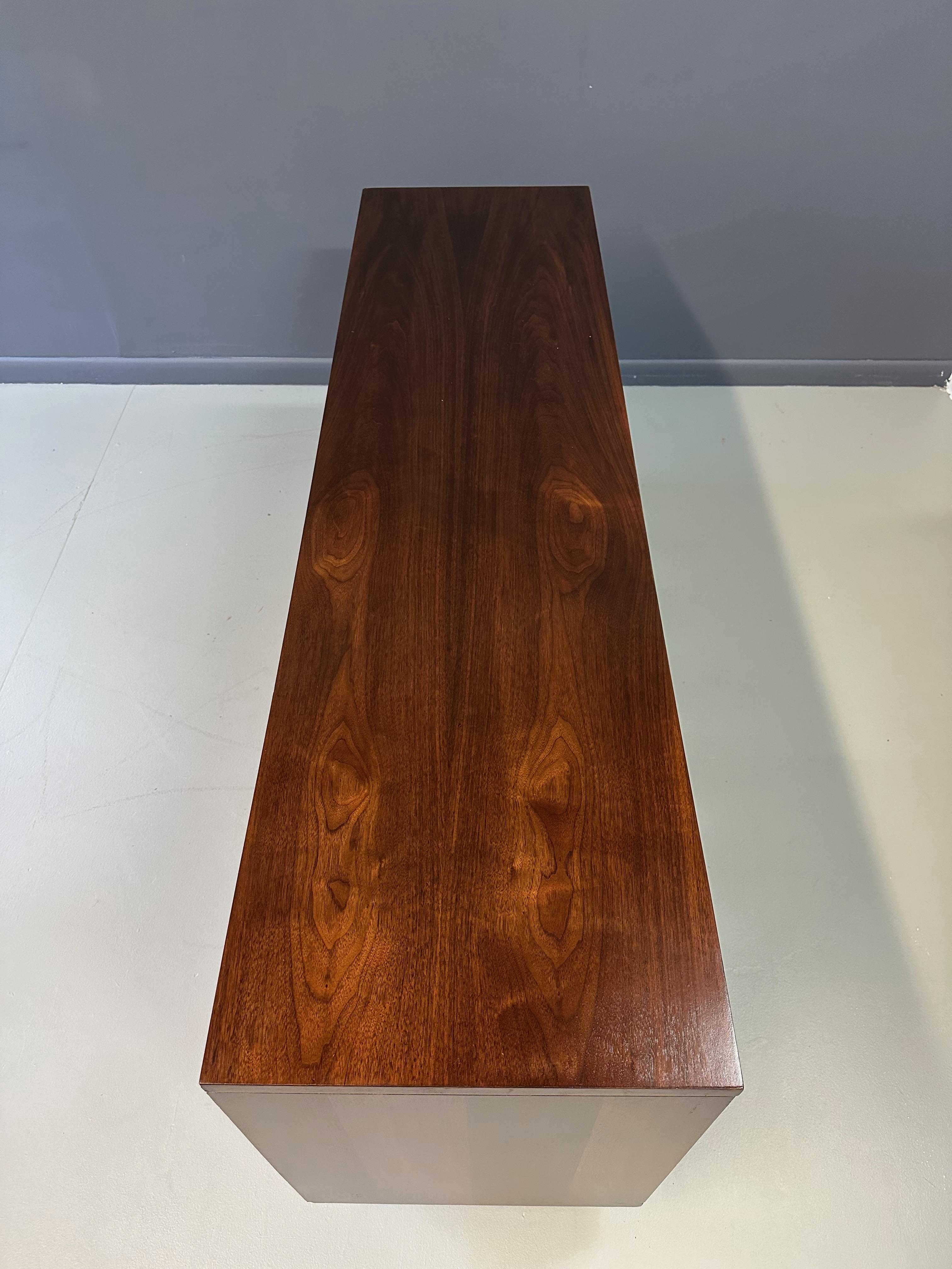 1970s Lane Brutalista Cómoda Nueve Cajones Nogal Siglo Medio 1