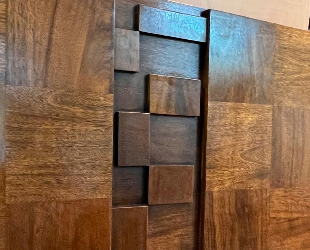 Mid 20th C., King size headboard from the Staccato range by Lane in walnut. The structure of this range showcases the grain of the walnut beautifully. The headboard features a combination of flat planes with three separate vertical sections of