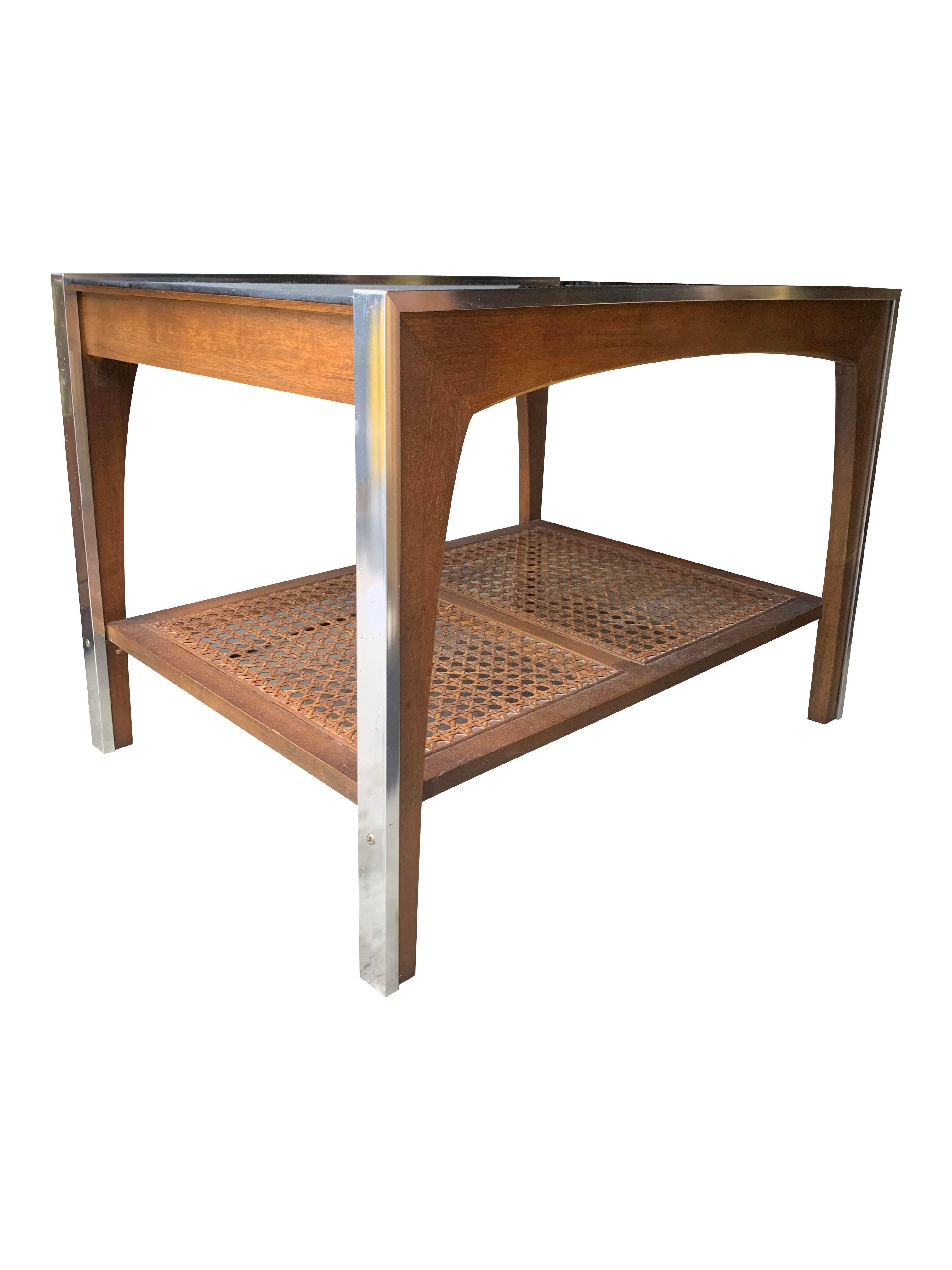 Lane Table d'extrémité ou d'appoint à deux niveaux en verre avec canne

Ajoutez une touche d'élégance moderne du milieu du siècle à votre intérieur avec cette étonnante table d'extrémité ou d'appoint à deux niveaux en verre Lane. Le design épuré et