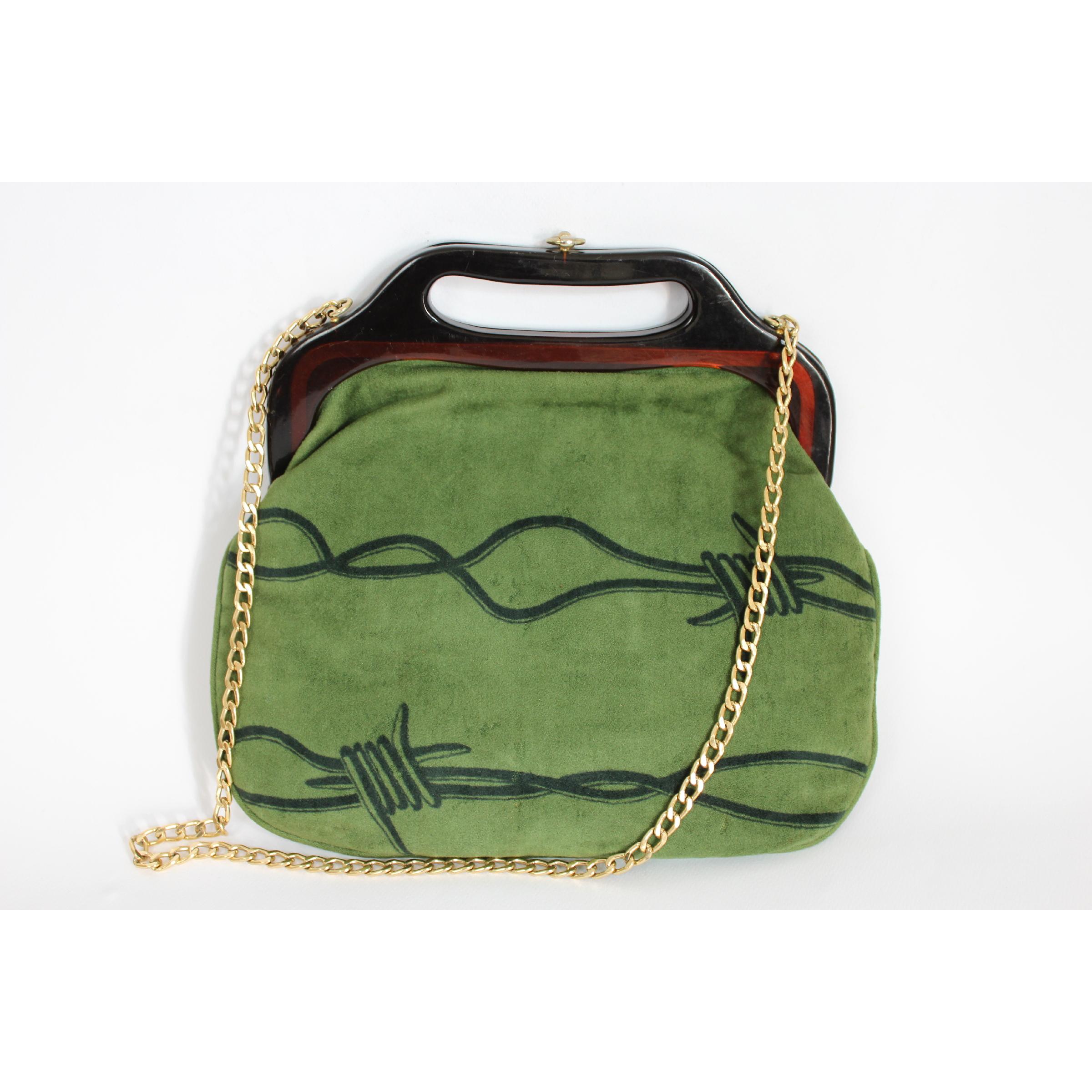 Lanvin Paris vintage bag 70s green, in velvet with bakelite handle, shoulder strap with gold chain, golden clip closure. There is depicted the barbed wire. Good conditions some small sign of use over time.

Width: 33 cm
Height: 30 cm
Depth: 3 cm
