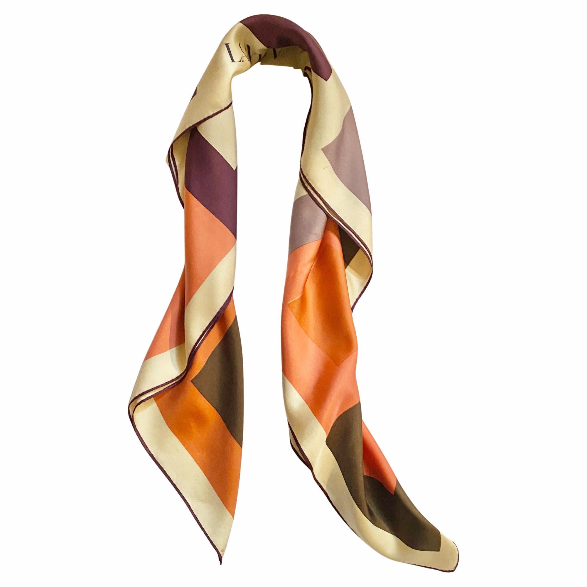 Sciarpa in seta multicolore anni '70 Lanvin Paris Squares, sfondo in seta color crema chiaro, stampa a quadri nei colori pesca, verde scuro, arancione, viola lilla.
Condit: Anni '70, vintage. molto buono, solo una leggera usura, come previsto.