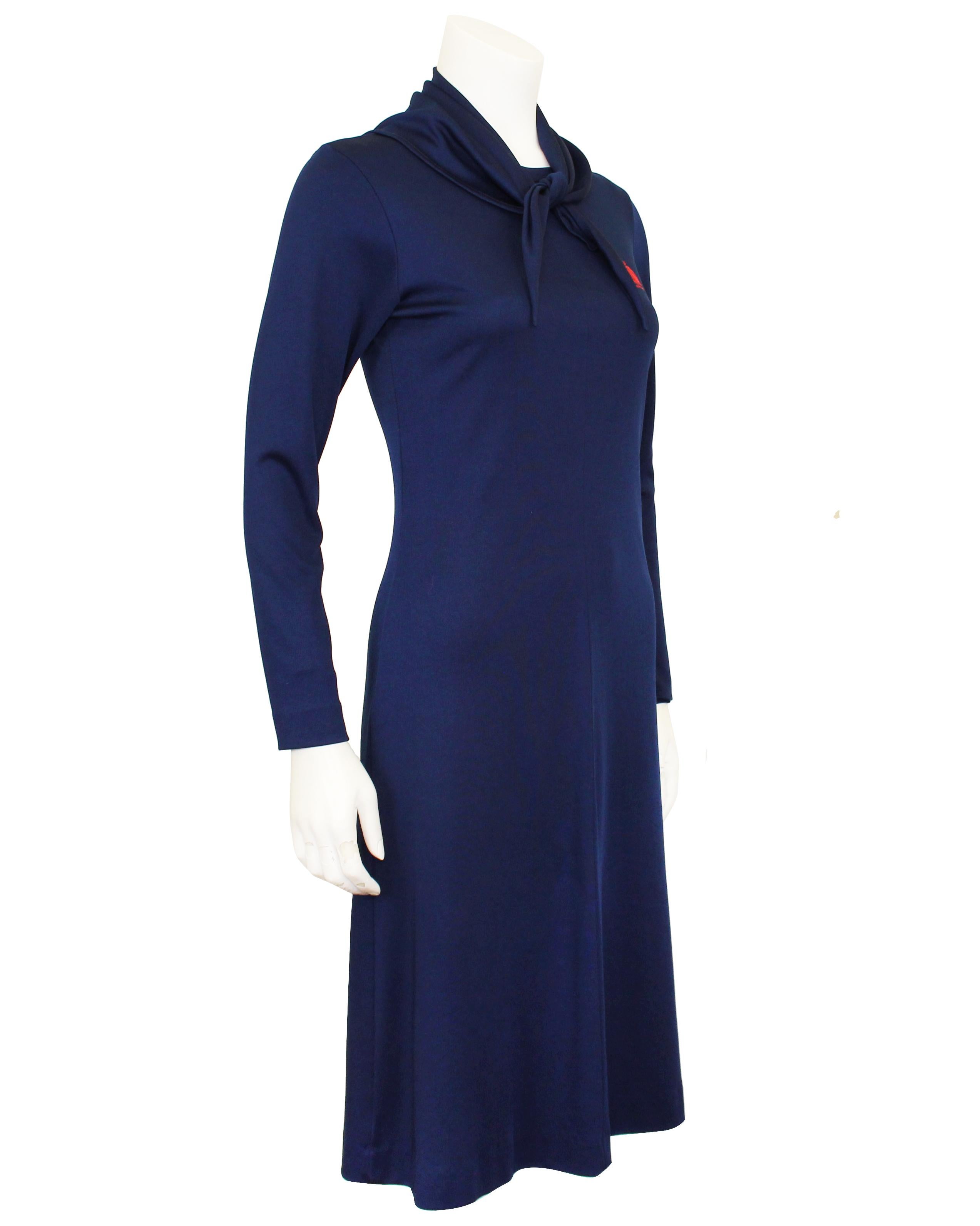 Robe minimaliste Lanvin des années 1970 en jersey polyéthylène, à manches longues, avec foulard amovible assorti. Maillot en maille bleu marine avec fermeture éclair au dos, détails de coutures style T-shirt sportswear au col et aux poignets. Logo