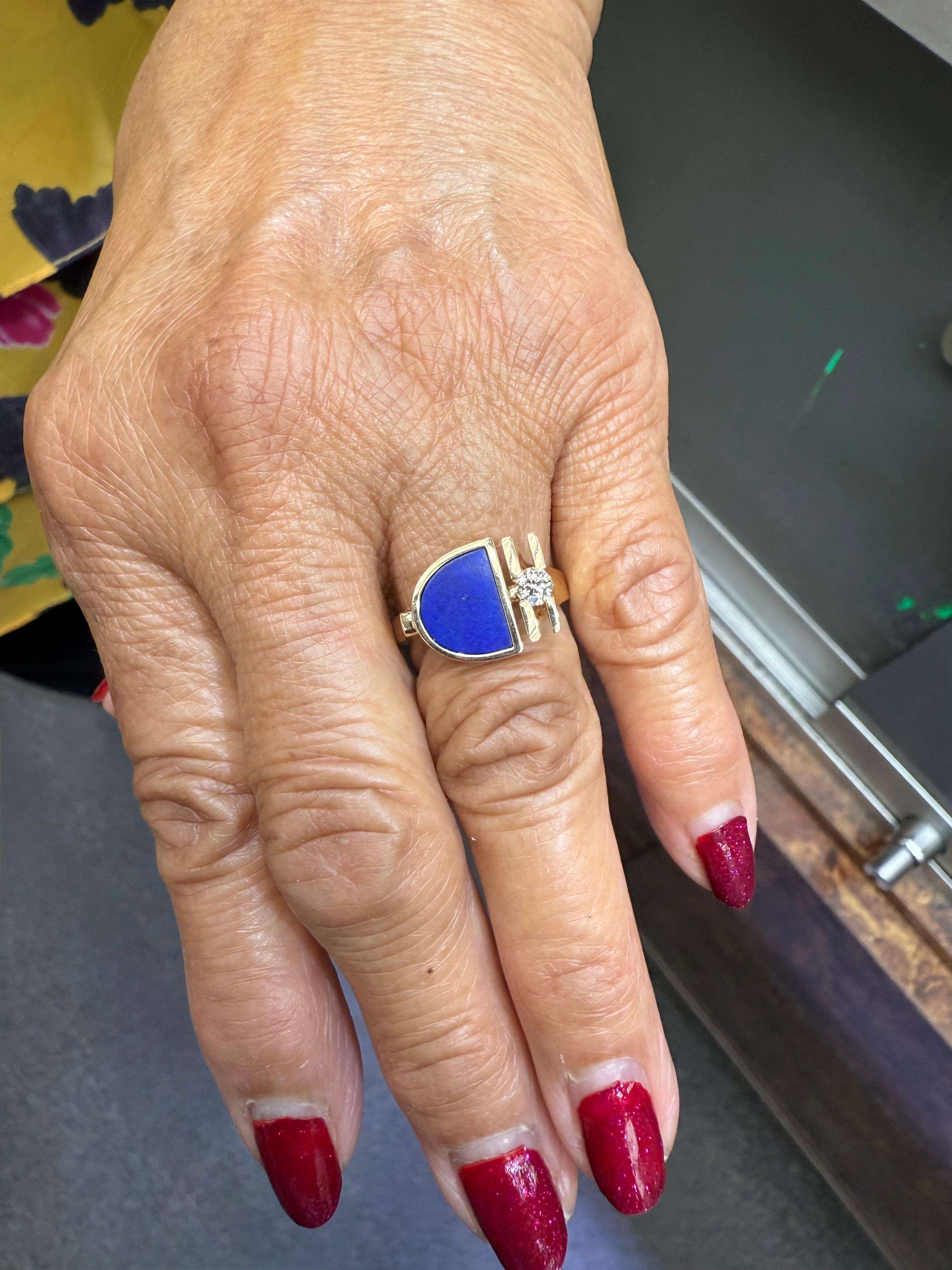 1970 Lapis Diamond Hand Crafted 14k Yellow Gold Ring.

La bague en or jaune 14k Lapis et diamants a été fabriquée à la main dans les années 1970.  Son design simpliste en fait une pièce à part.  C'est une bague vraiment cool qui peut être portée
