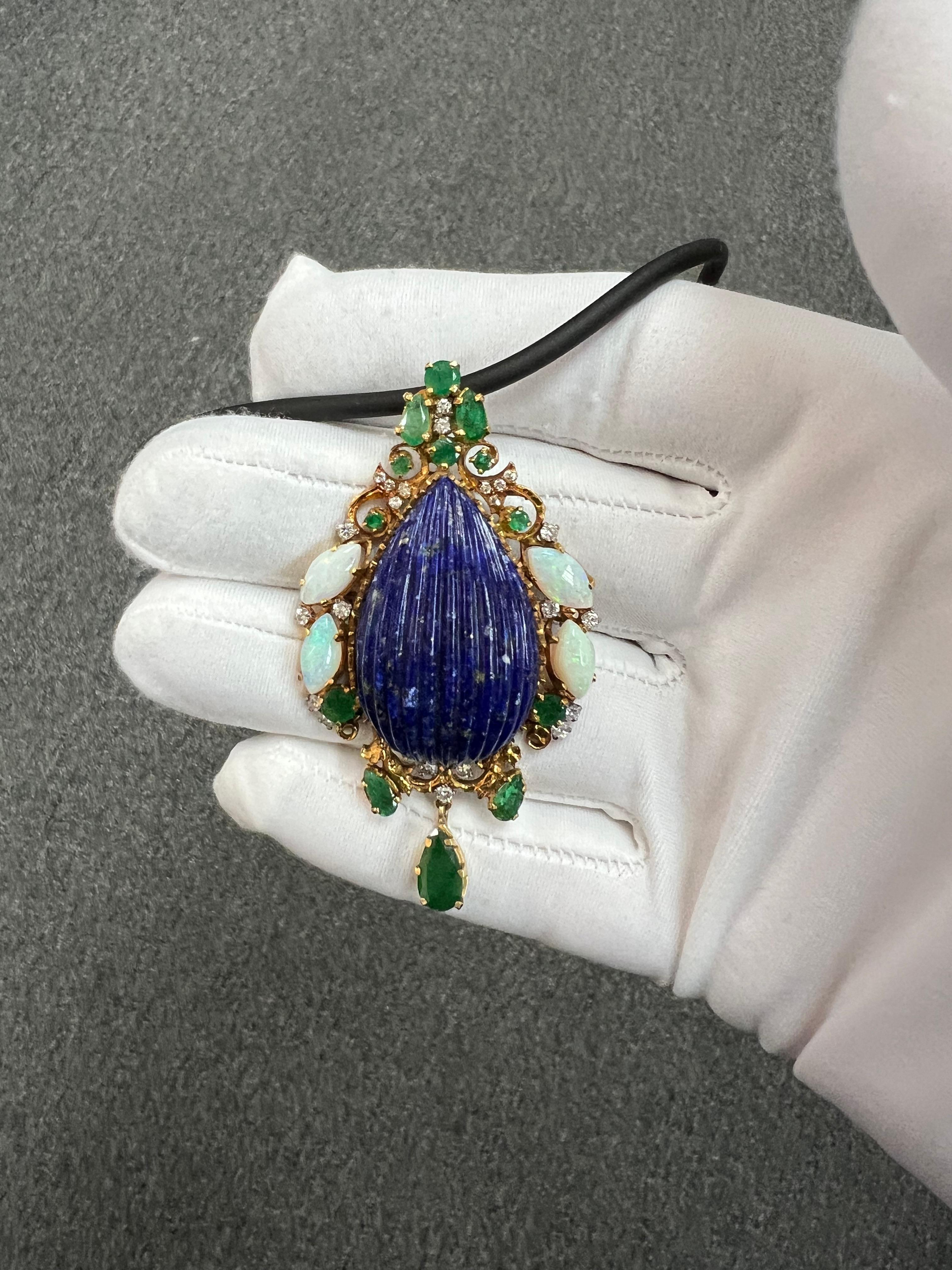 Spilla a ciondolo in oro giallo con diamante e smeraldo di lapis degli anni '70 in vendita 4