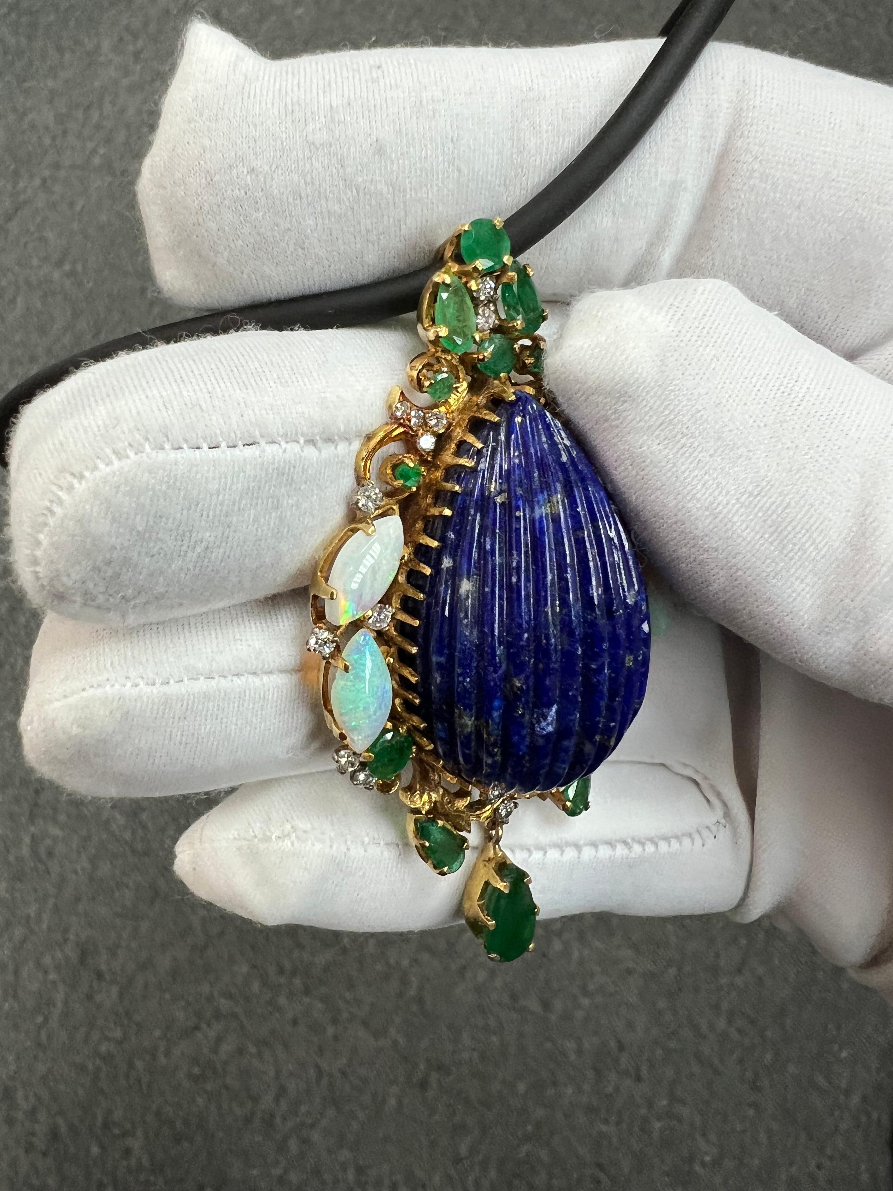 Spilla a ciondolo in oro giallo con diamante e smeraldo di lapis degli anni '70 in vendita 5