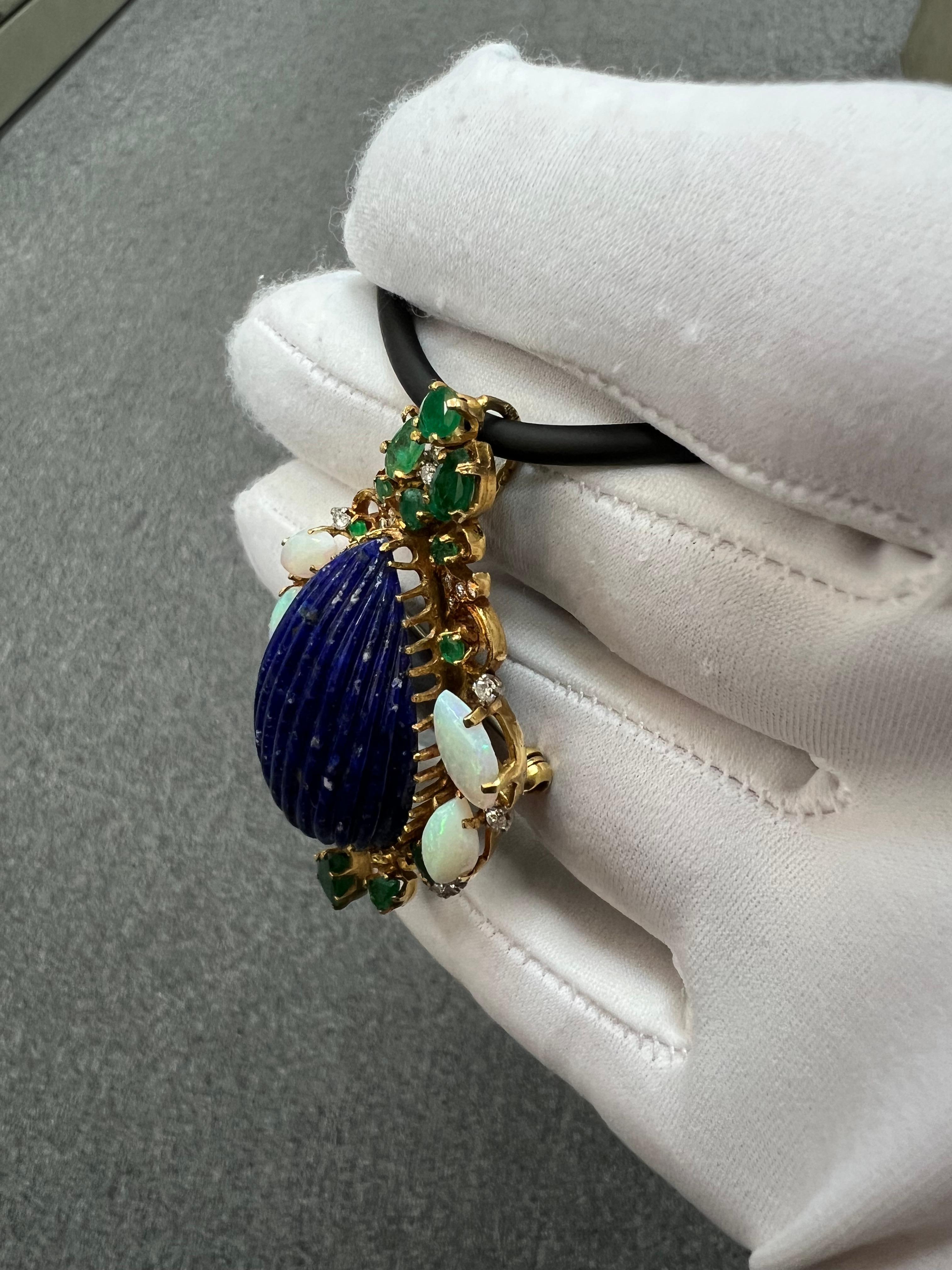 Spilla a ciondolo in oro giallo con diamante e smeraldo di lapis degli anni '70 in vendita 6