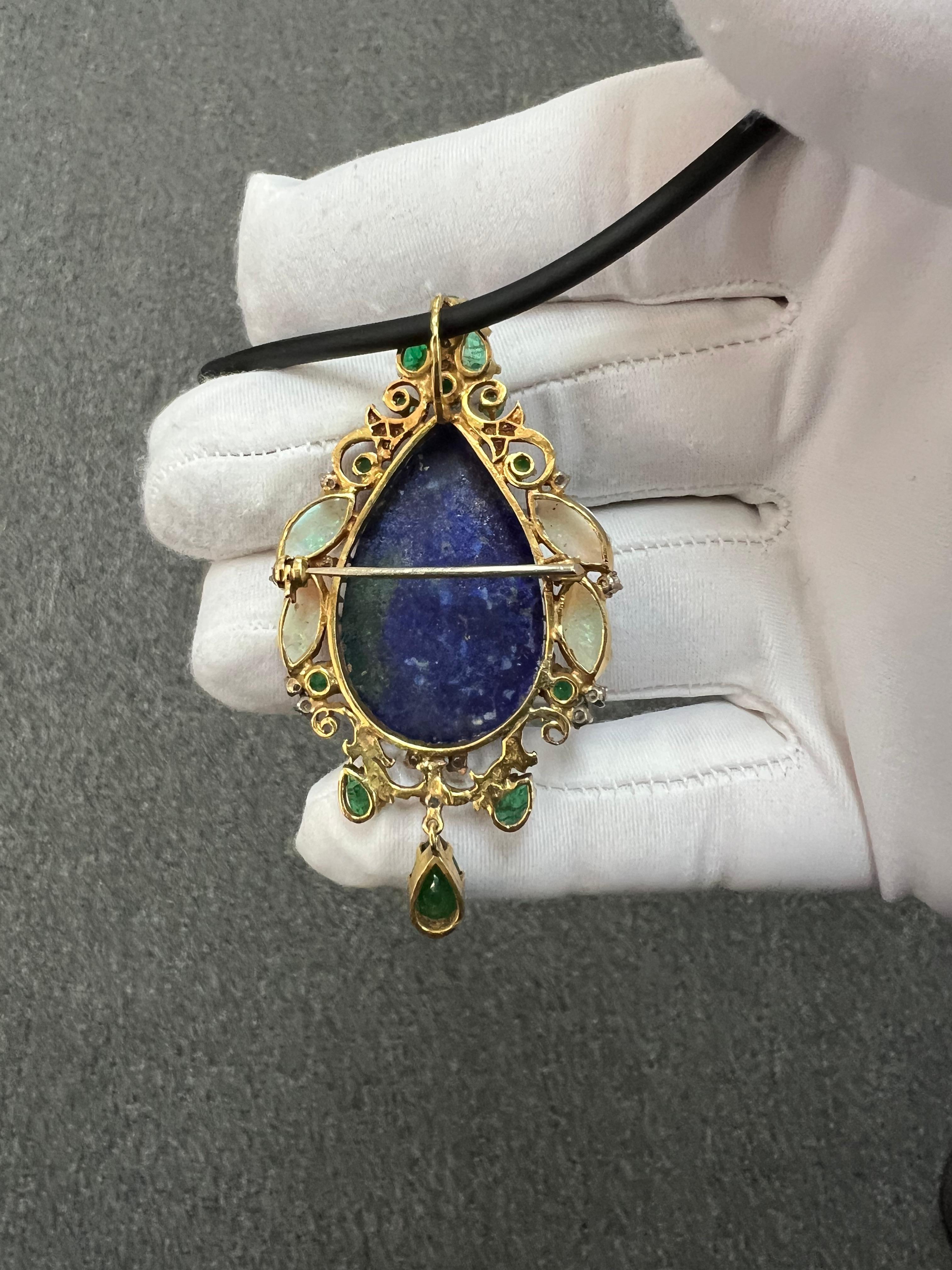 Spilla a ciondolo in oro giallo con diamante e smeraldo di lapis degli anni '70 in vendita 7
