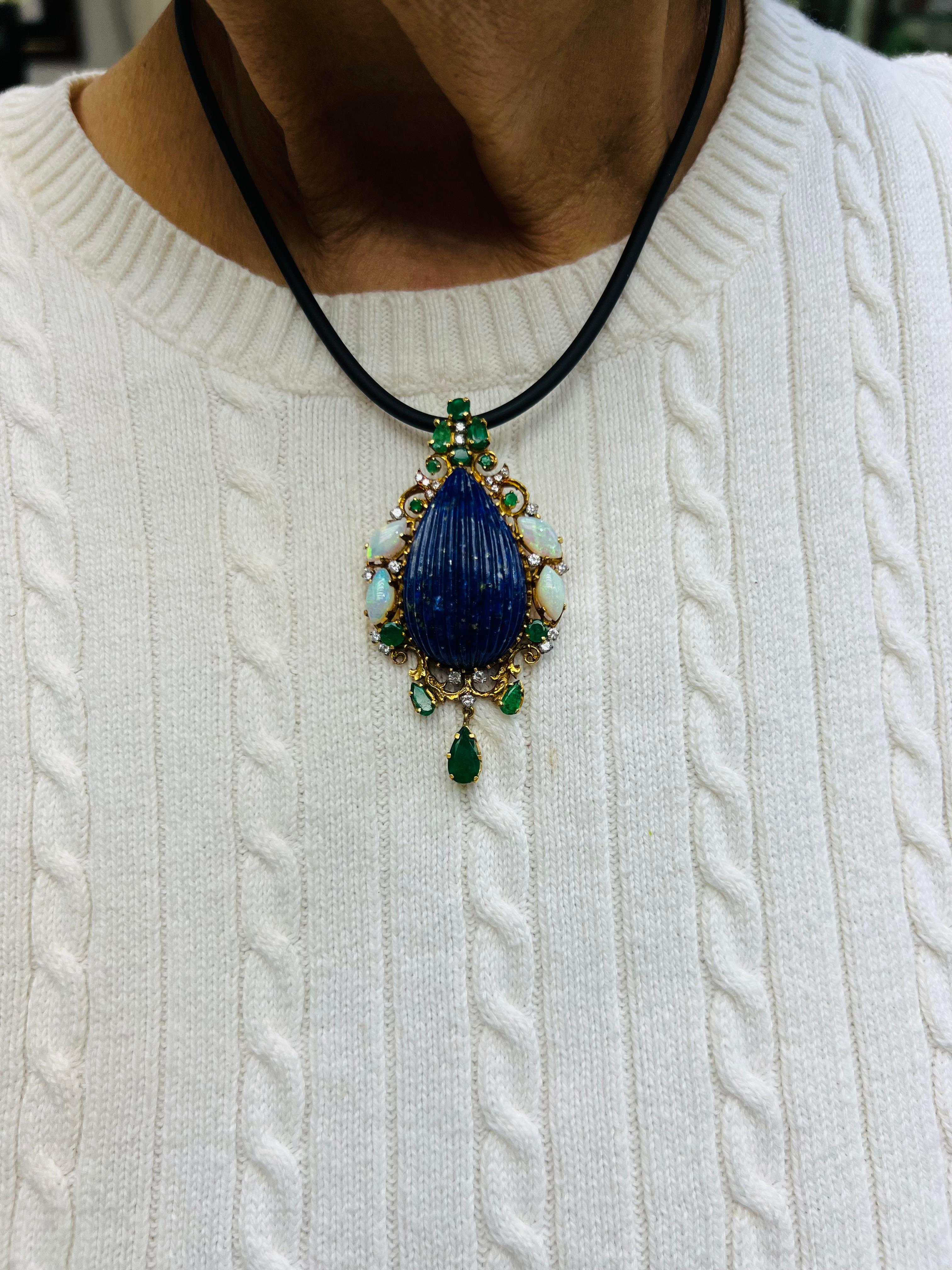 Spilla a pendente in oro giallo 14k con smeraldo, lapis e opale e diamanti degli anni '70.

La spilla con ciondolo in oro giallo 14K con smeraldo, lapis e opale e diamanti degli anni '70 esemplifica l'abilità artistica e la sensibilità del design di