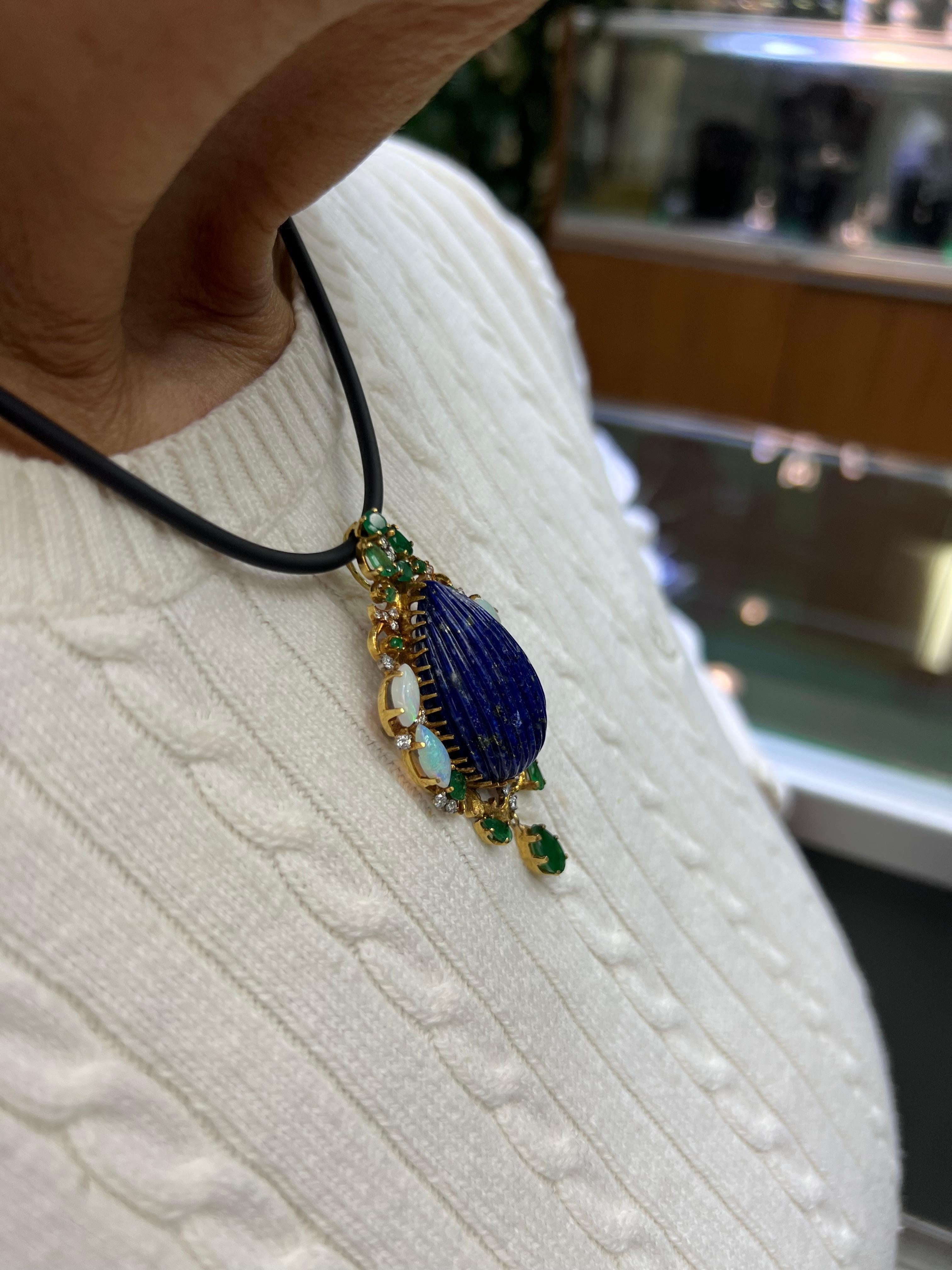 Moderno Spilla a ciondolo in oro giallo con diamante e smeraldo di lapis degli anni '70 in vendita